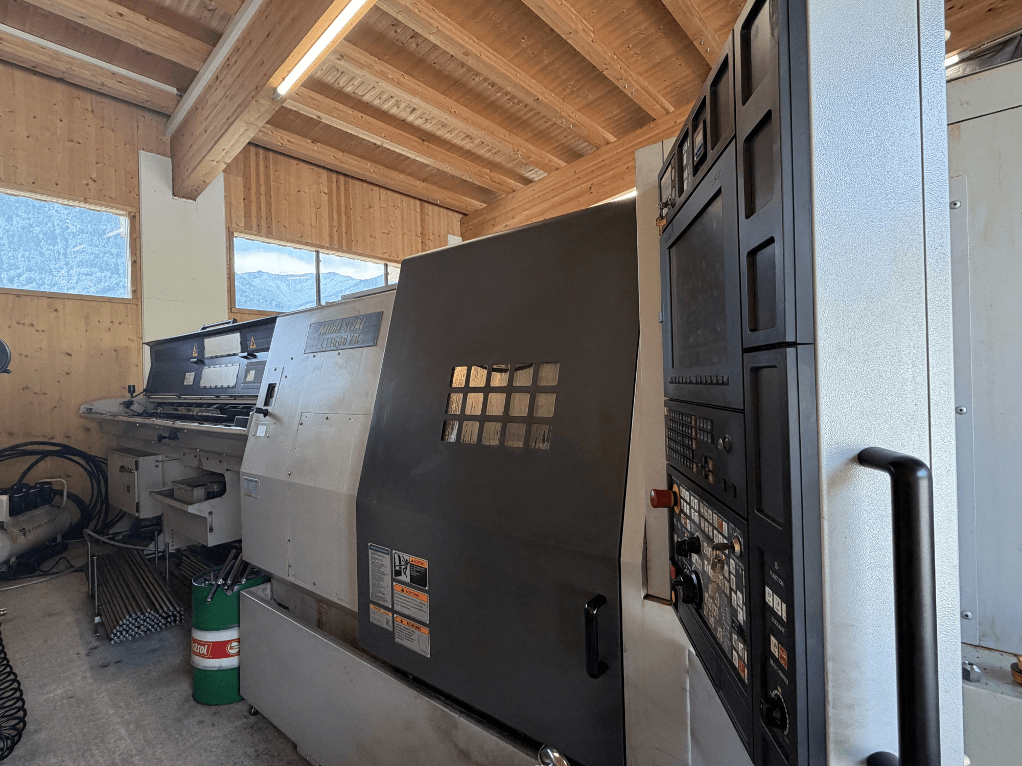 MORI SEIKI ZT1500YB tokarsko-glodački centar u radionici, bočni pogled s upravljačkom pločom i značajkama stroja.