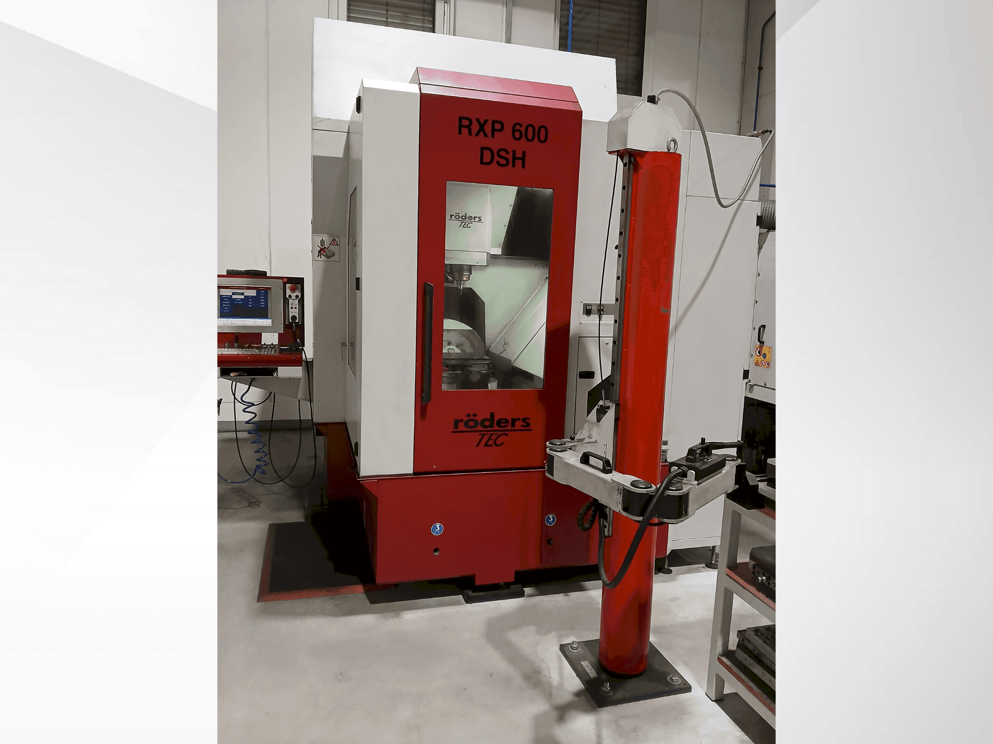 Prikaz stroja Röders TEC RXP 600 DSH sprijeda