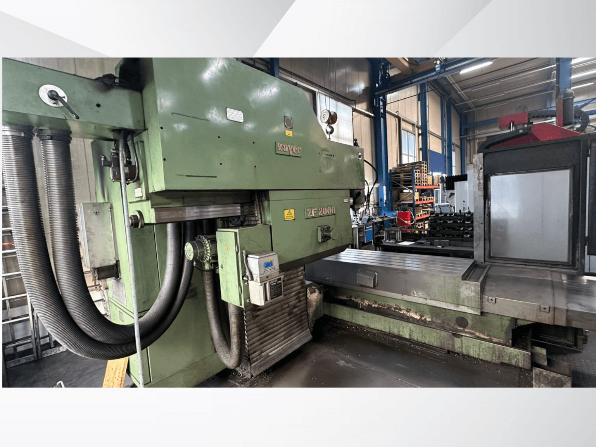Glodalica Zayer ZF 2000 u zelenoj boji, bočni pogled koji prikazuje upravljačku ploču i veliki krevet za glodanje s priključenim crijevima.