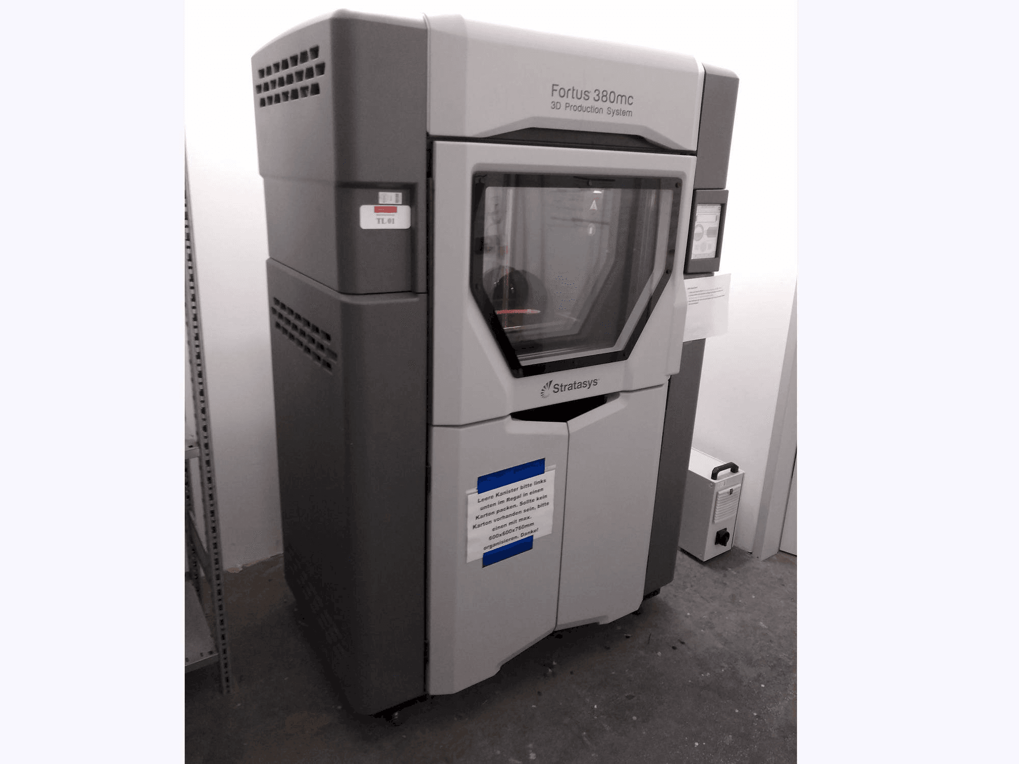 Prikaz stroja Stratasys Fortus 380MC sprijeda