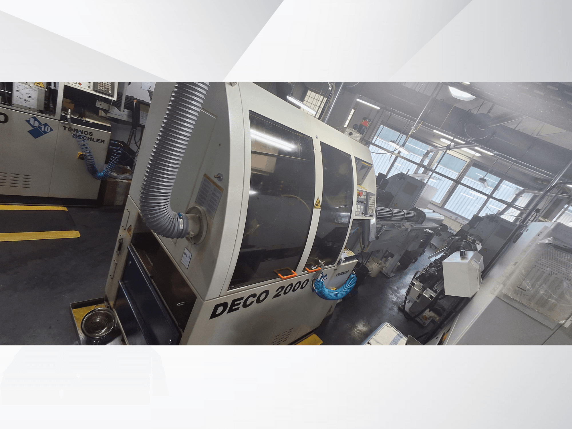 DECO 2000 CNC stroj u radionici, prednji pogled, ima ventilacijsko crijevo i upravljačku ploču, dizajniran za preciznu obradu.