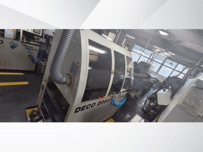 DECO 2000 CNC stroj u radionici, prednji pogled, ima ventilacijsko crijevo i upravljačku ploču, dizajniran za preciznu obradu.