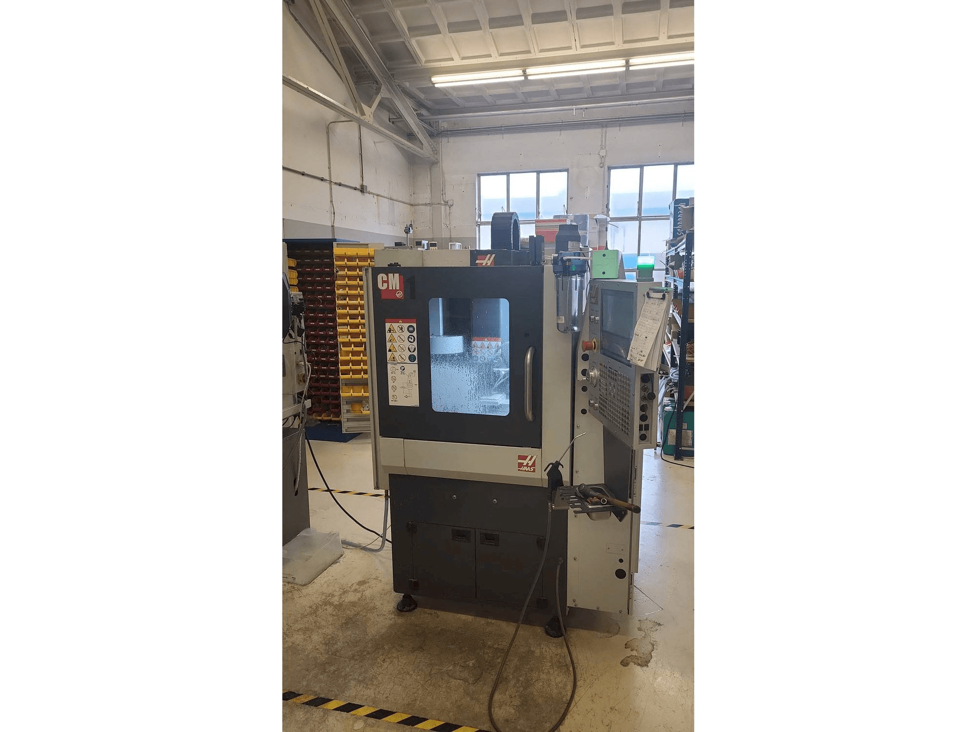 Prikaz stroja HAAS CM-1 sprijeda