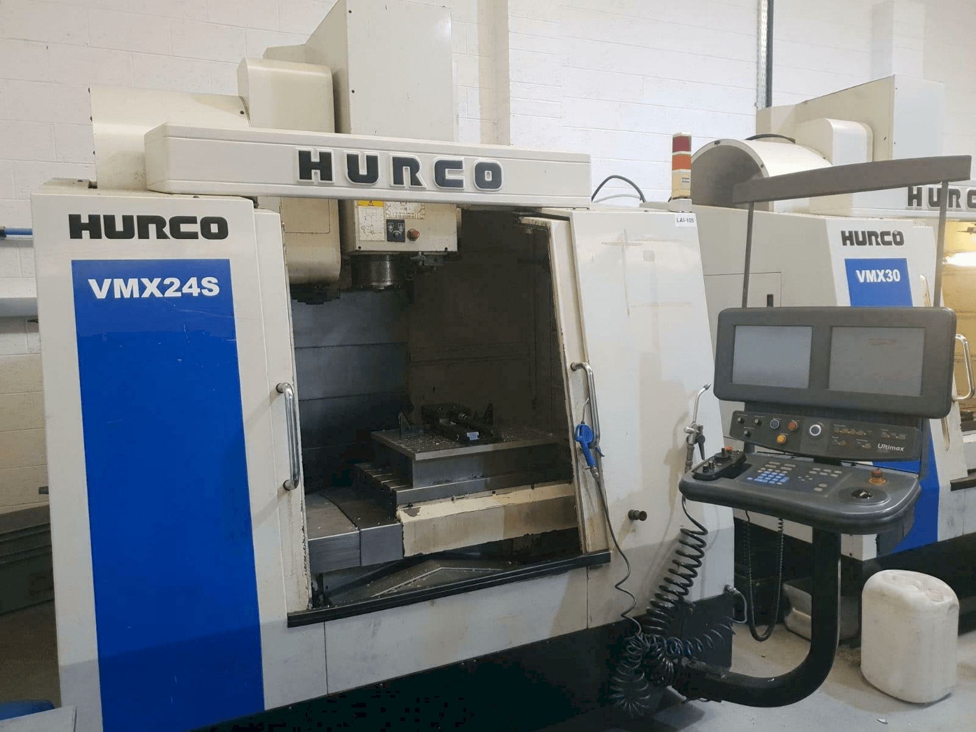 Prikaz stroja Hurco VMX 24 S sprijeda
