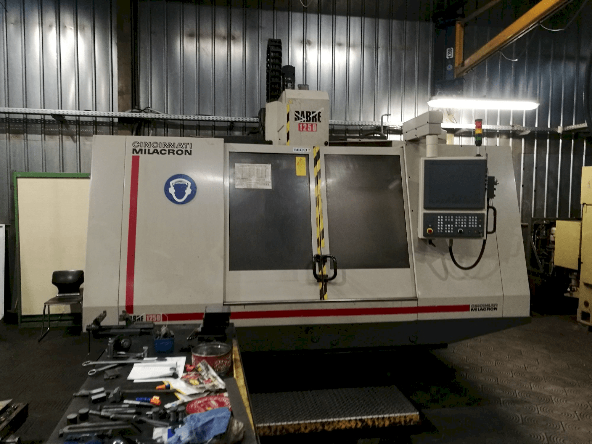 Prikaz stroja Cincinnati Milacron Sabre 1250 sprijeda