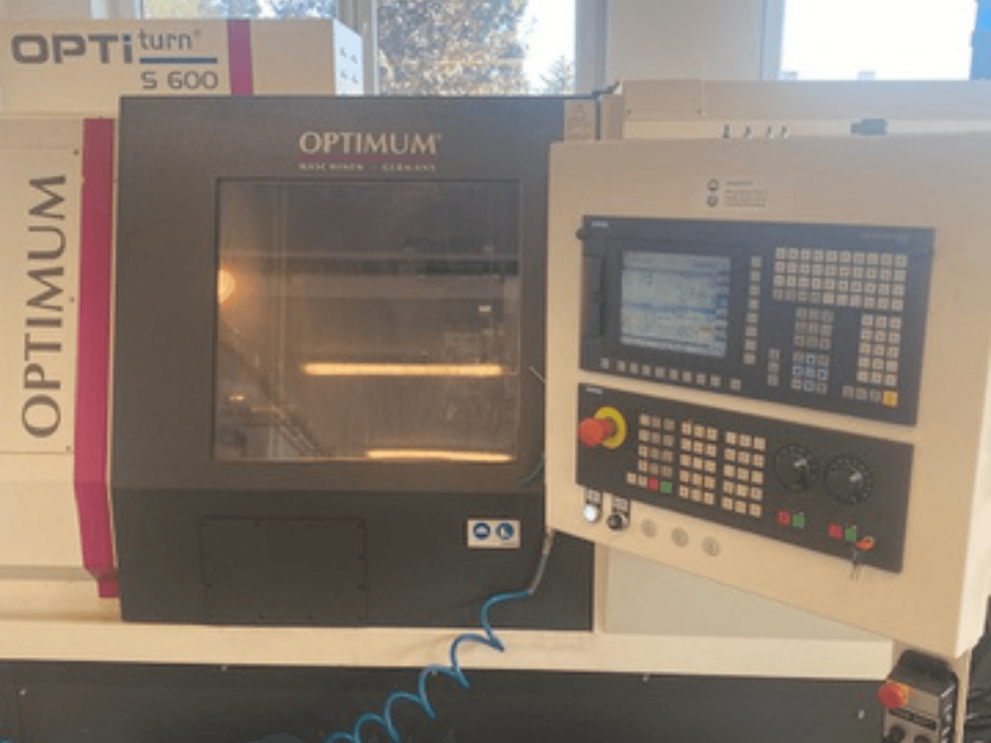Optimum OPTIturn S 600 horizontalni tokarski stroj, prednji pogled s upravljačkom pločom i zaslonom.