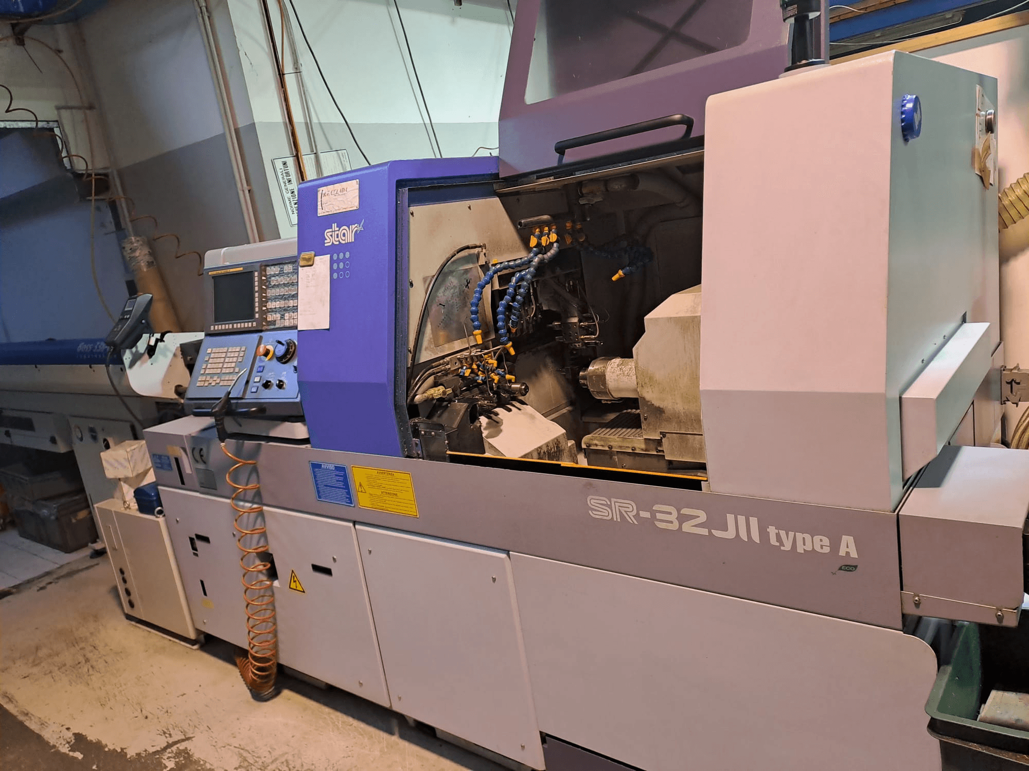 Bočni prikaz tokarskog stroja švicarskog tipa STAR MICRONICS SR-32JII-typeA s upravljačkom pločom i vidljivim komponentama za obradu.