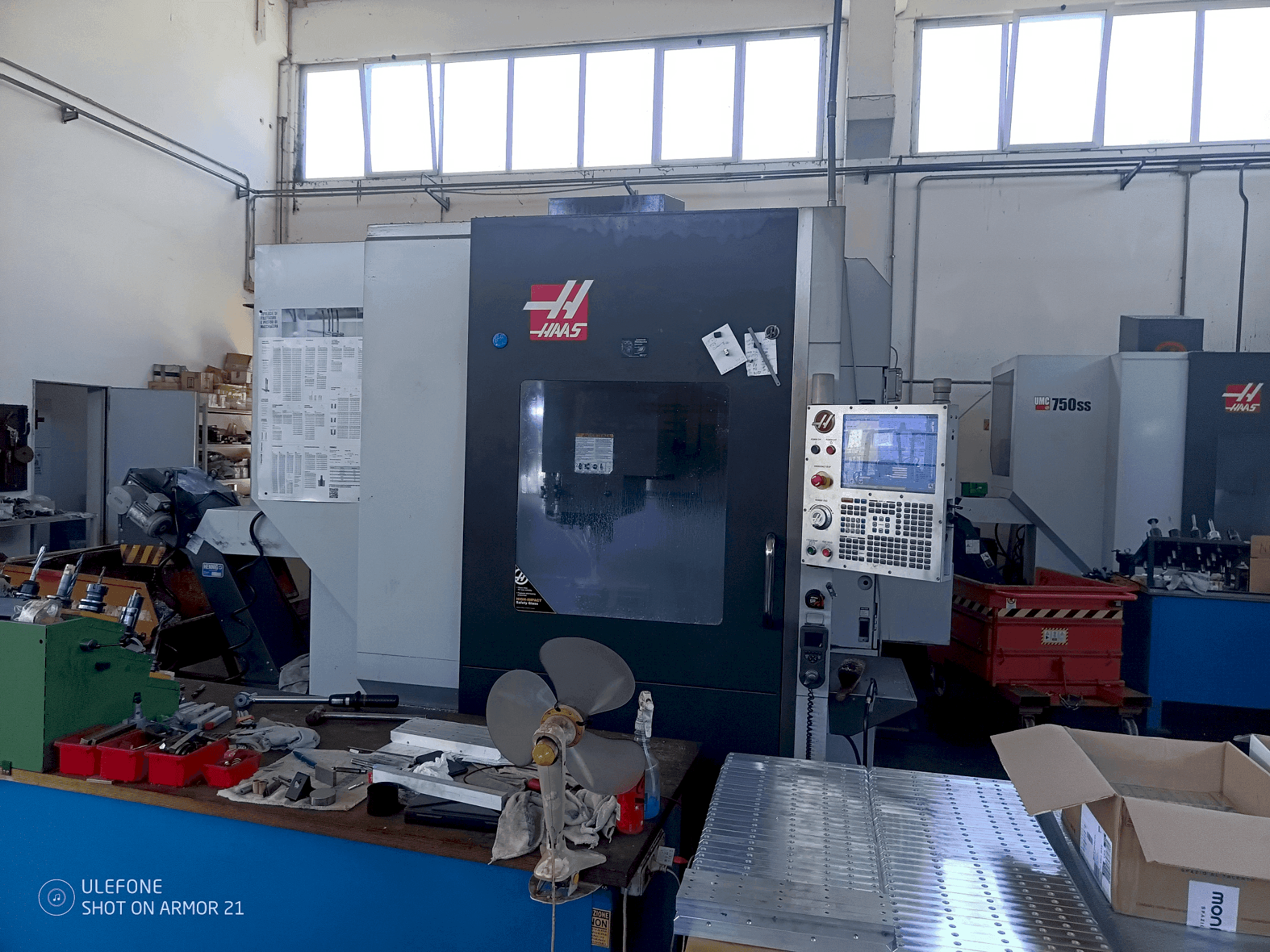 Prikaz stroja HAAS UMC 750SS sprijeda