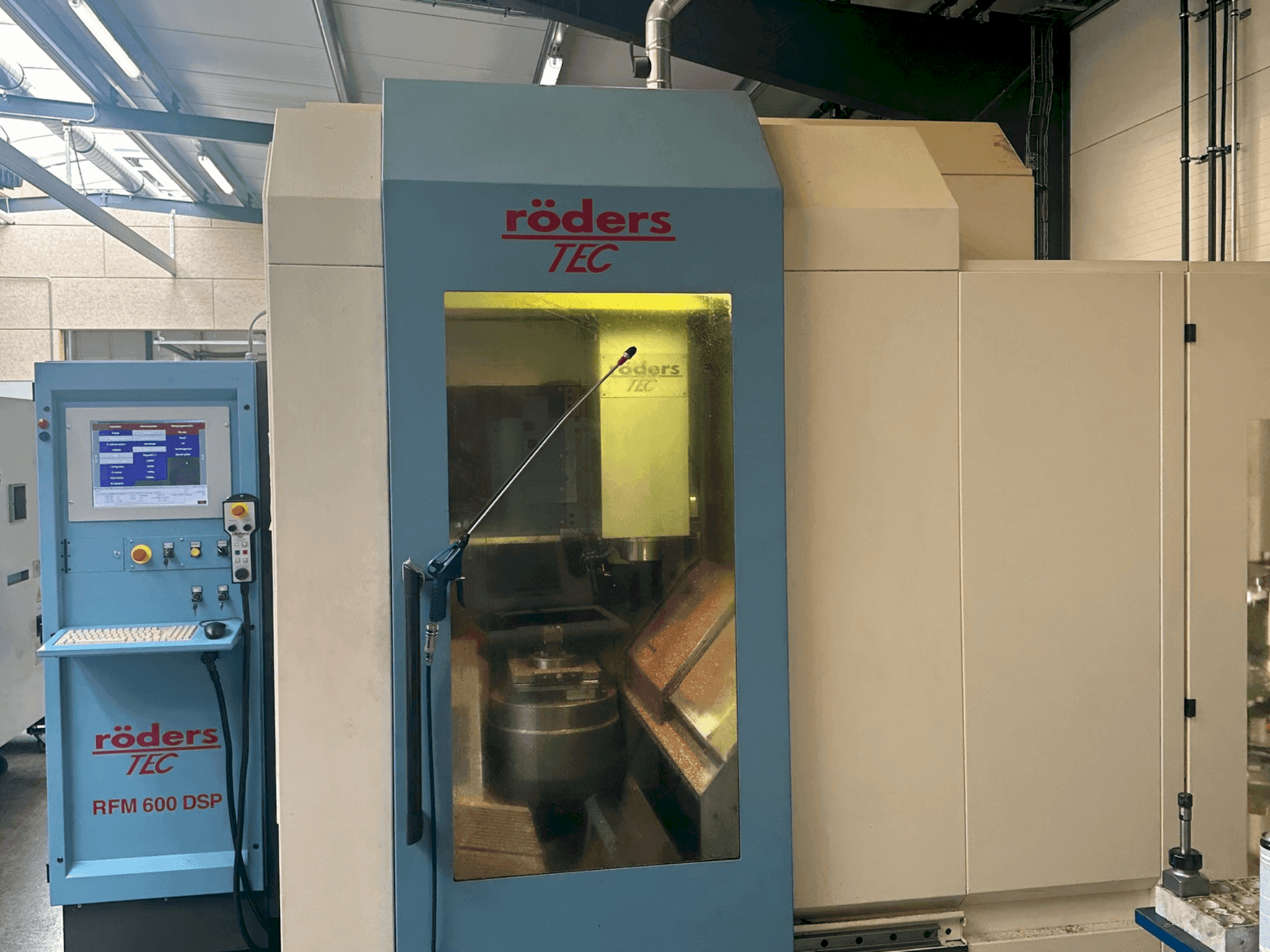 Prikaz stroja Roders RFM 600 DSP sprijeda