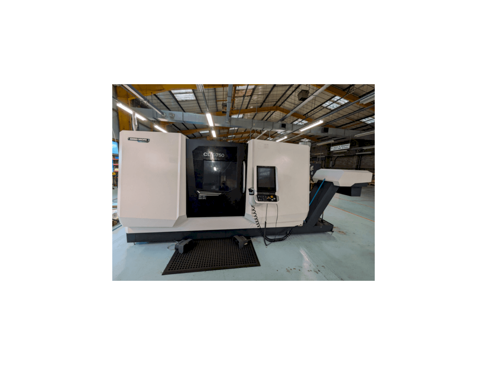 Prikaz stroja DMG MORI CLX750 V4 sprijeda