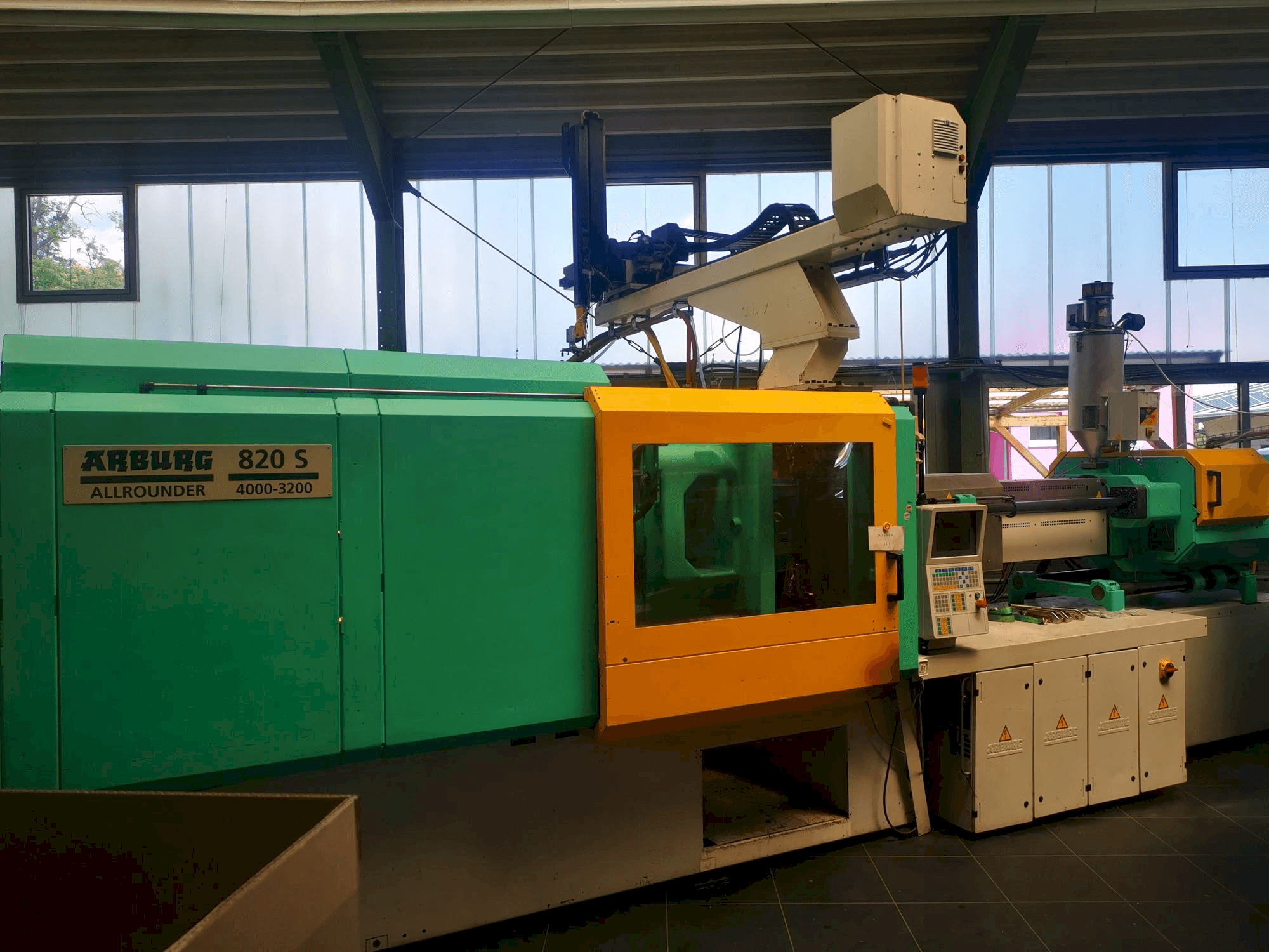 Prikaz stroja Arburg 820S 4000 / 3200 sprijeda