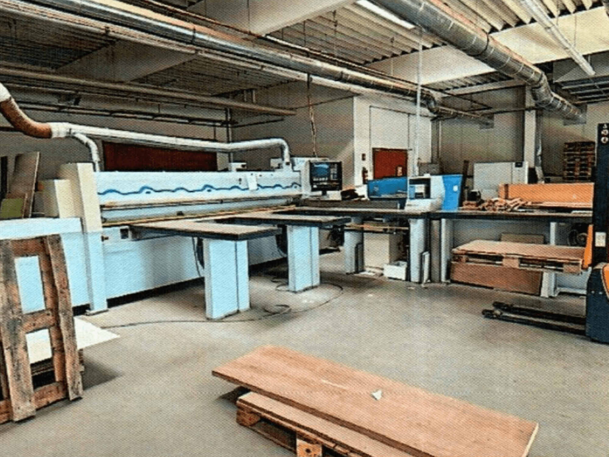 Panelna pila HOMAG HPL 11/38/22 u radionici, s velikim stolom za rezanje i konzolom za izlaganje, pogled sprijeda.