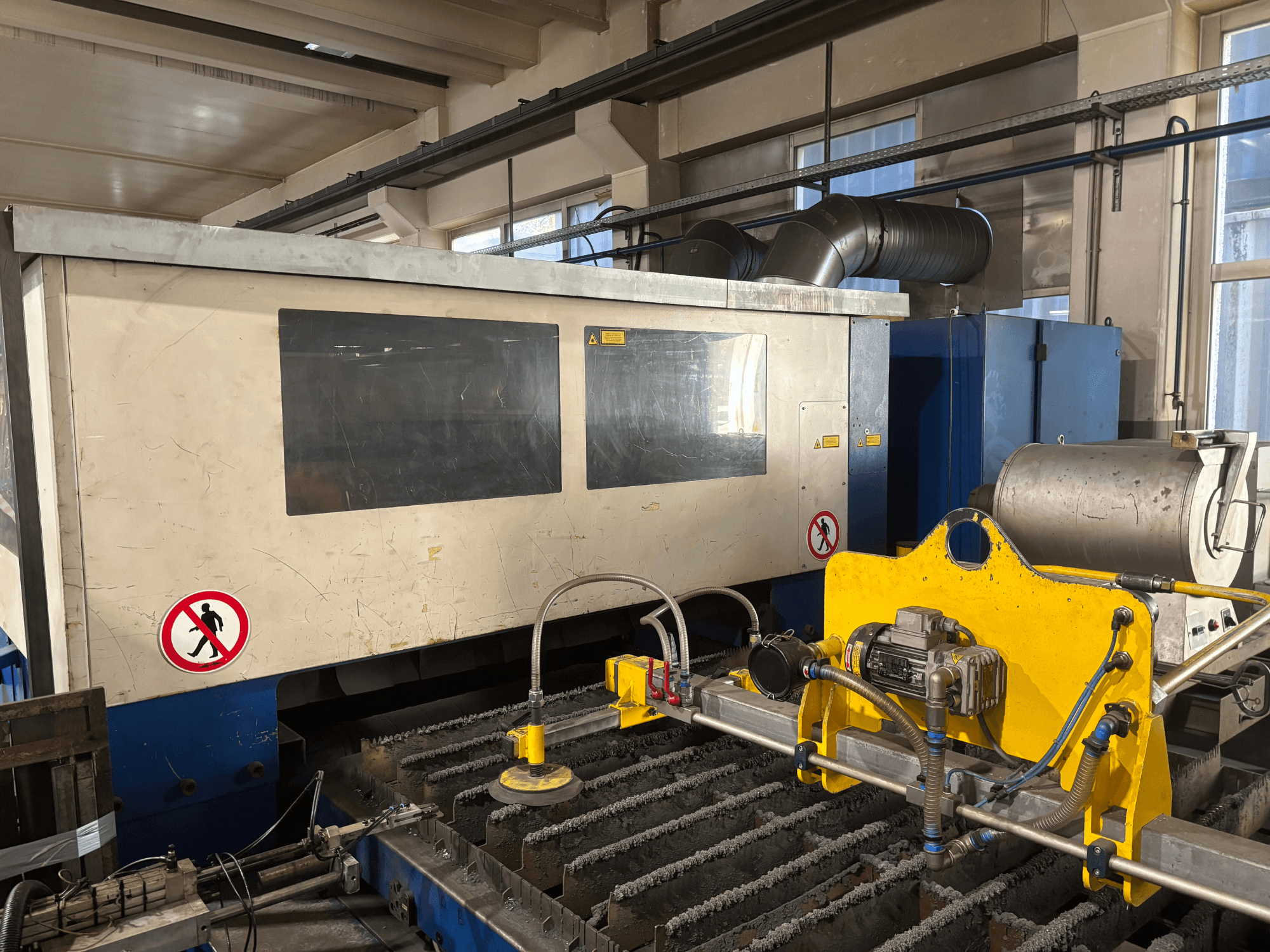 TRUMPF Trumatic L3030 CO2 laserski stroj za rezanje, prednji pogled s prikazom upravljačkog sučelja i detalja površine za rezanje.