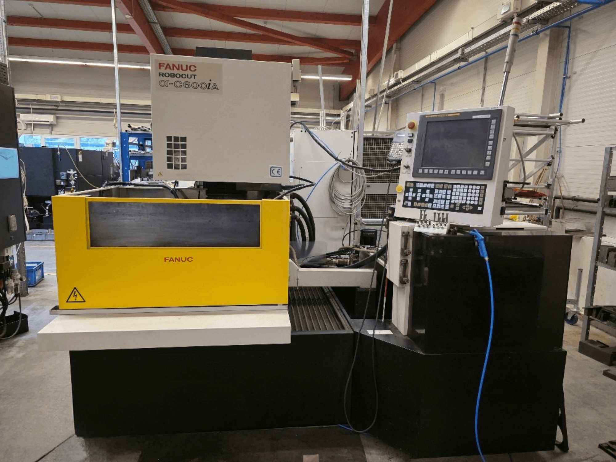 FANUC Robocut α-C600iA stroj za rezanje žicom, prednji pogled, sa žutom upravljačkom pločom i digitalnim zaslonom.