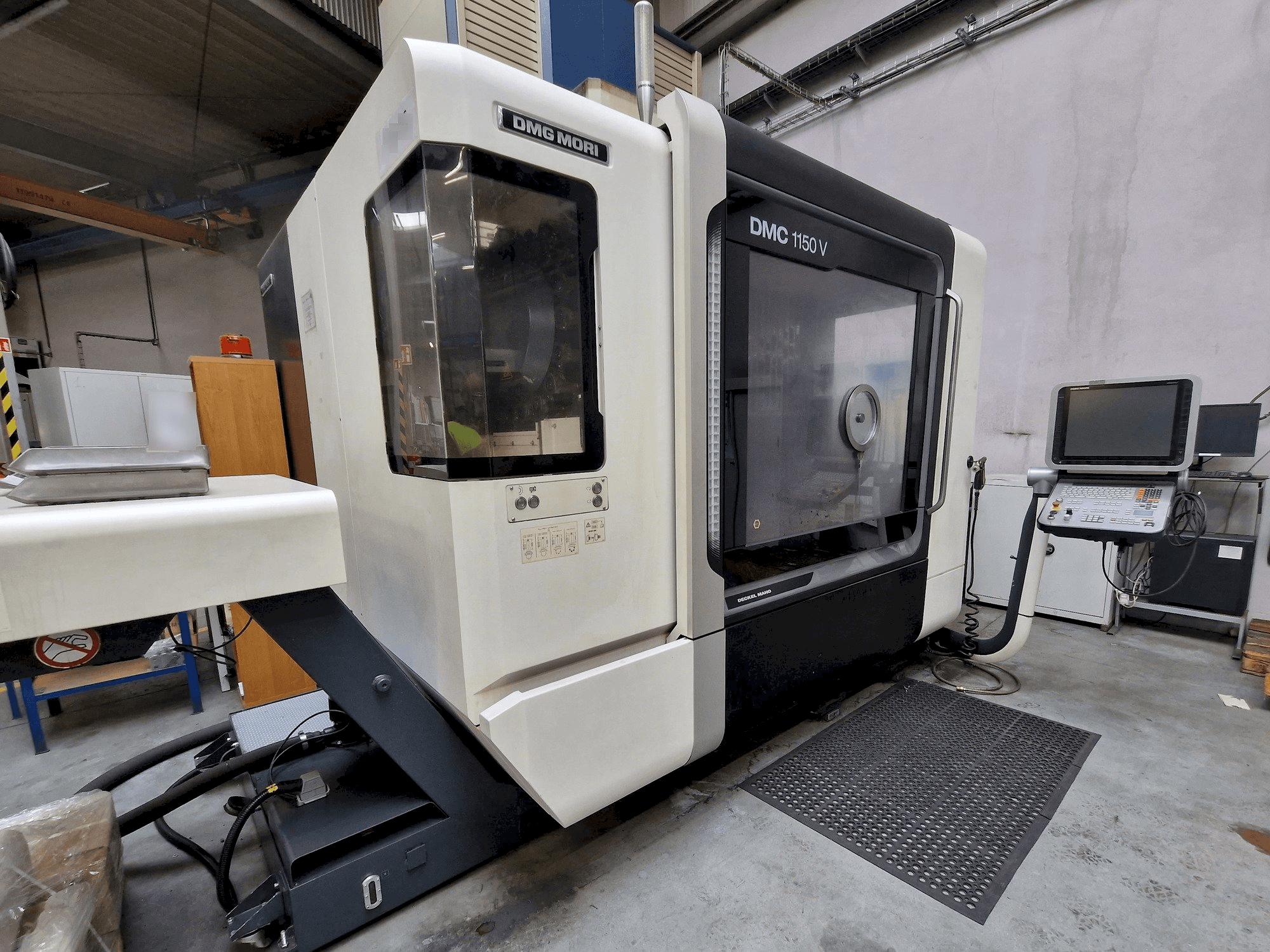 Prikaz lijeve strane stroja DMG MORI DMC 1150 V