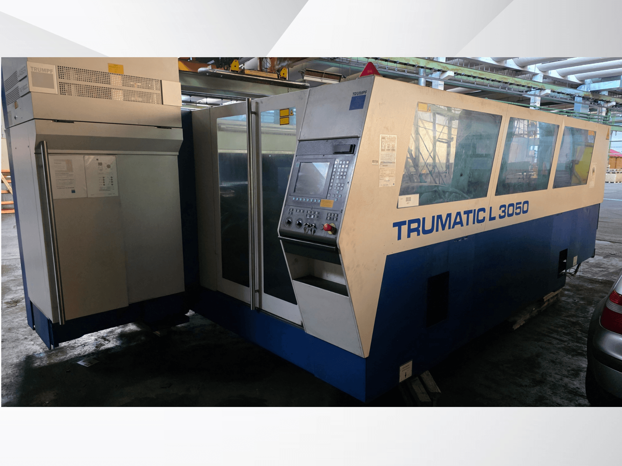 TRUMPF Trumatic L 3050 CO2 laserski stroj za rezanje, pogled sprijeda, s upravljačkom pločom i velikim staklenim prozorima.