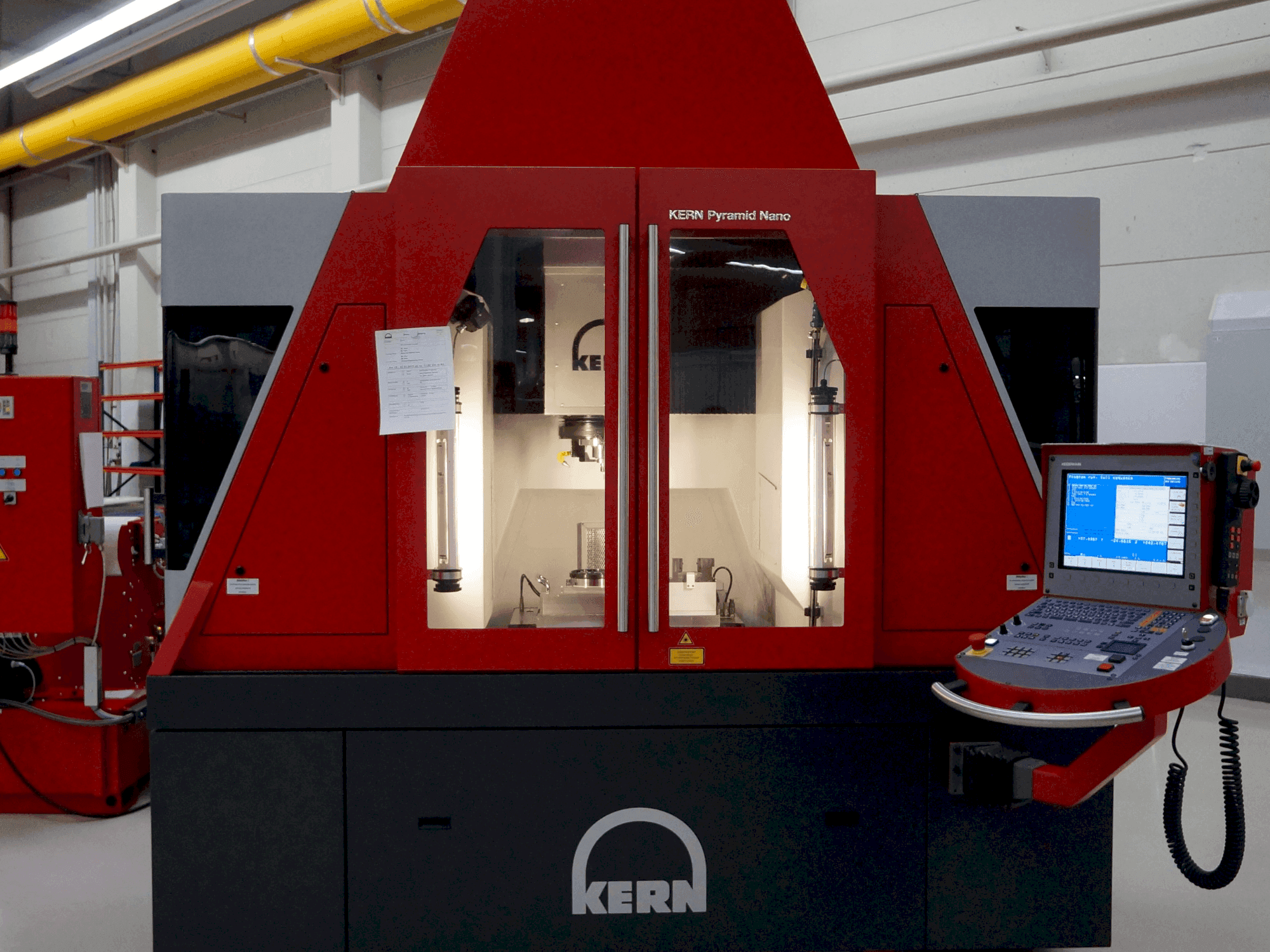 Prikaz stroja KERN Pyramid Nano (2013) sprijeda