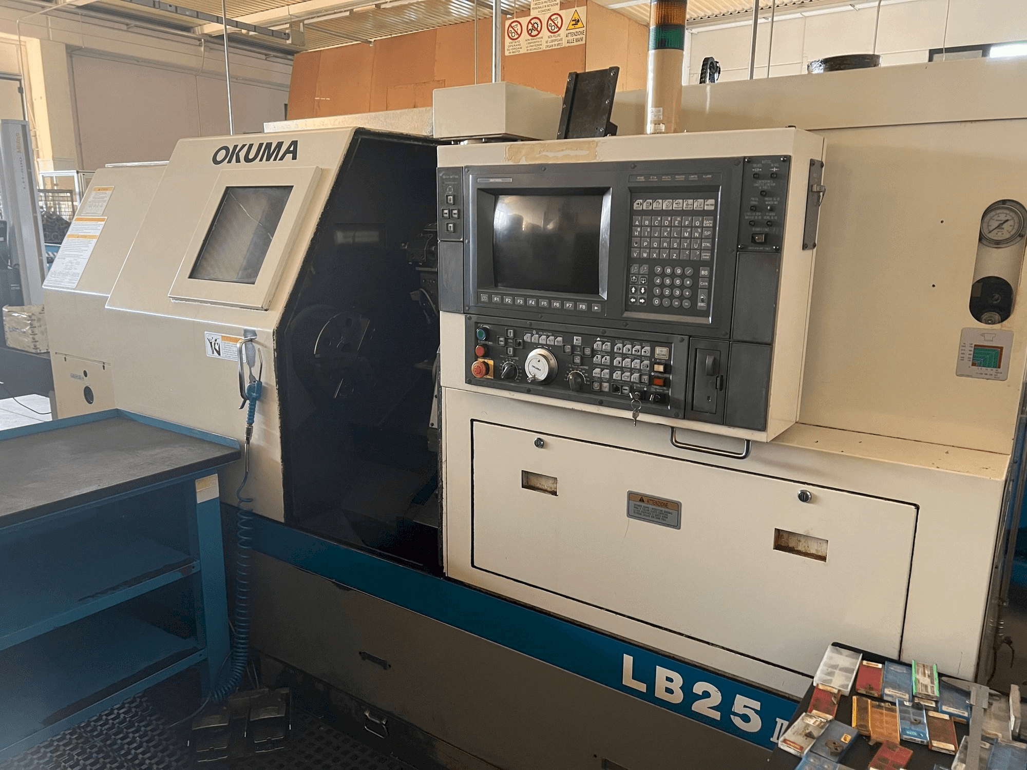Prikaz stroja Okuma LB 25 II sprijeda