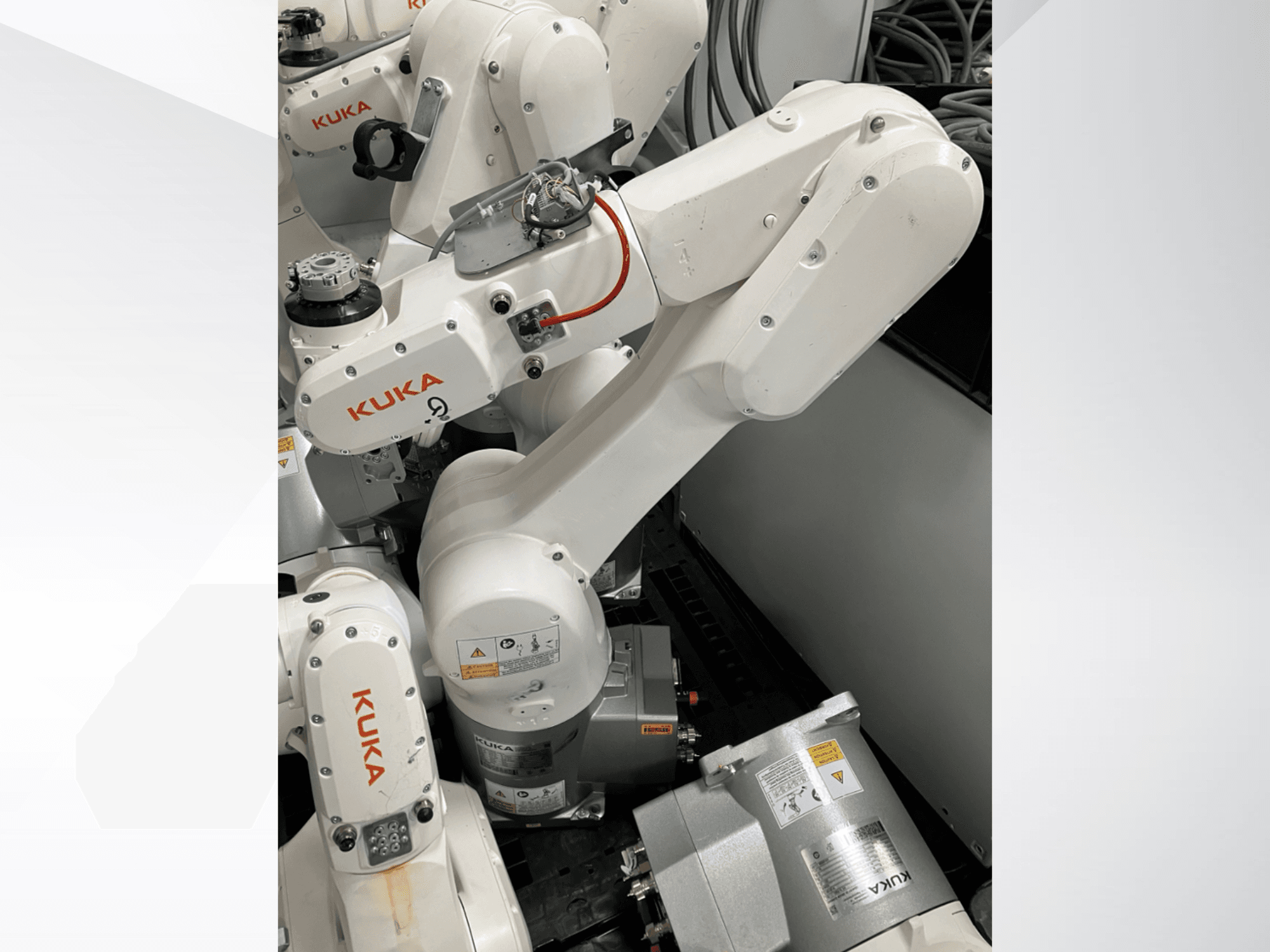 KUKA KR 6 R900 CR robotska ruka, bočni pogled; ima vidljive motore i konektore, označena sigurnosna upozorenja i mehaničke ruke.