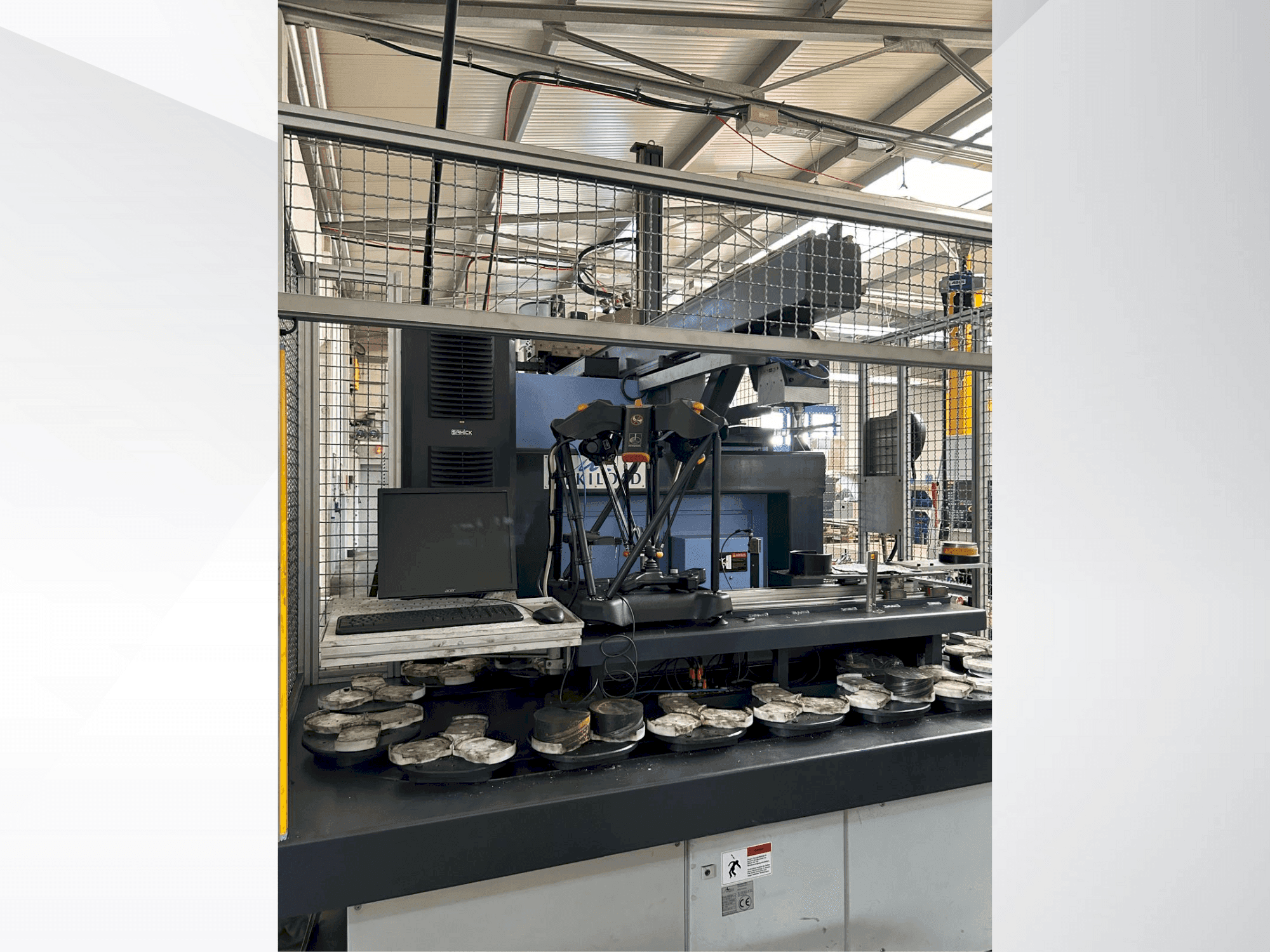 Prikaz bočne strane stroja DOOSAN Puma 2600 SY II
