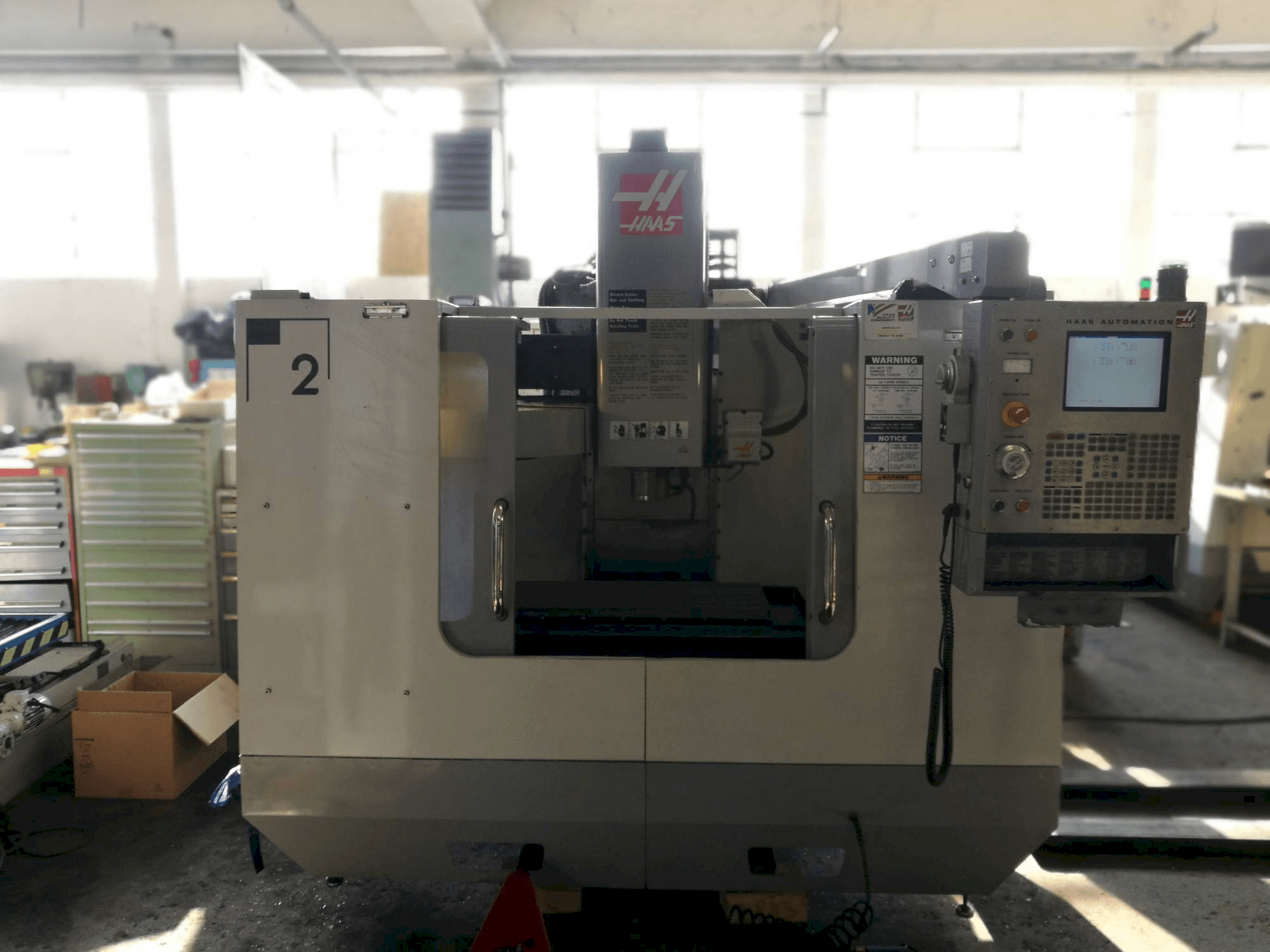 Prikaz stroja HAAS VF-2BHE sprijeda