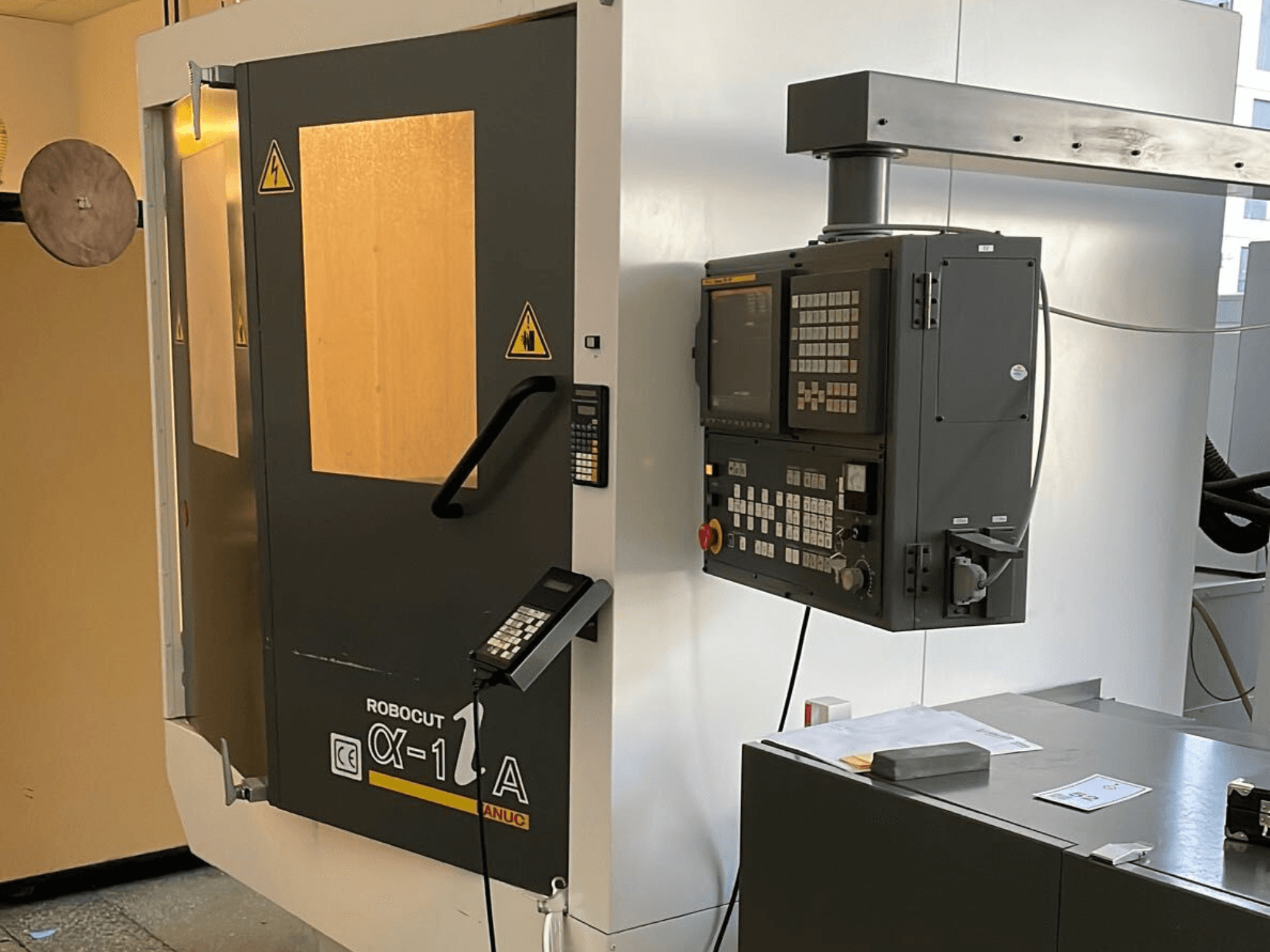 Robocut CX-1 Stroj s upravljačkom pločom; prednji pogled s prikazom sigurnosnih vrata i upravljačkog sučelja.