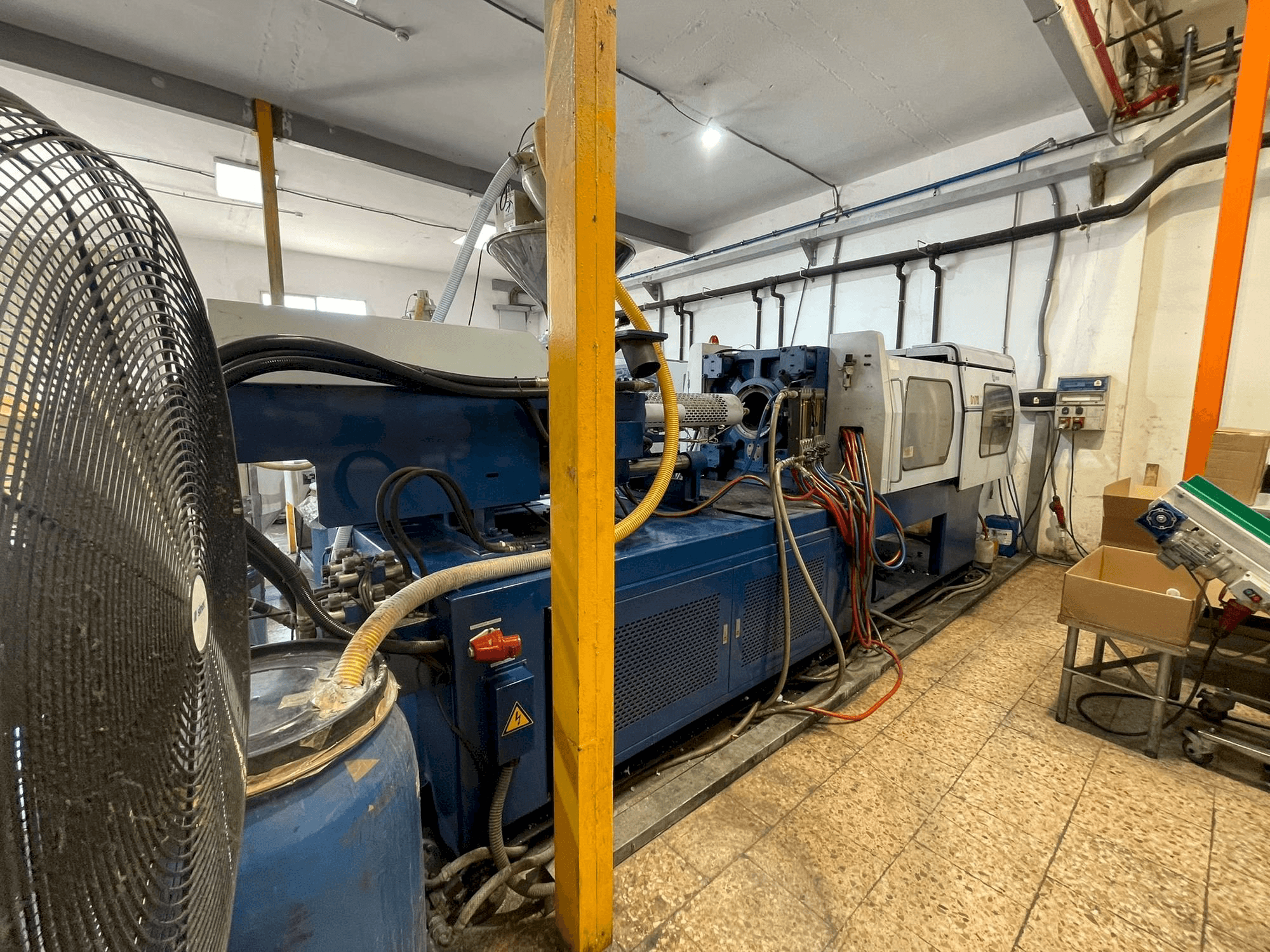 Prikaz lijeve strane stroja Euroinj D170