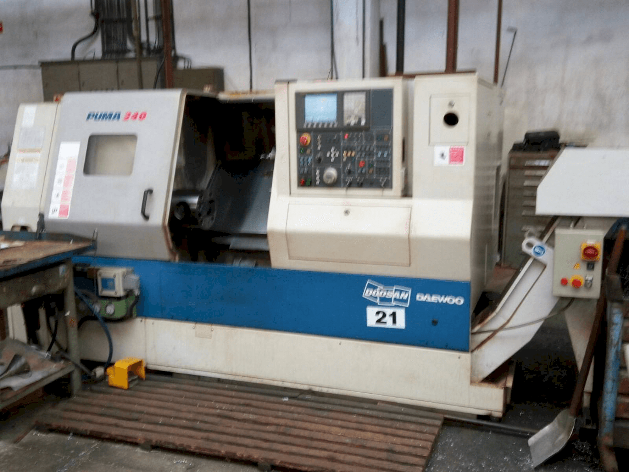 Prikaz stroja Doosan Puma 240B sprijeda