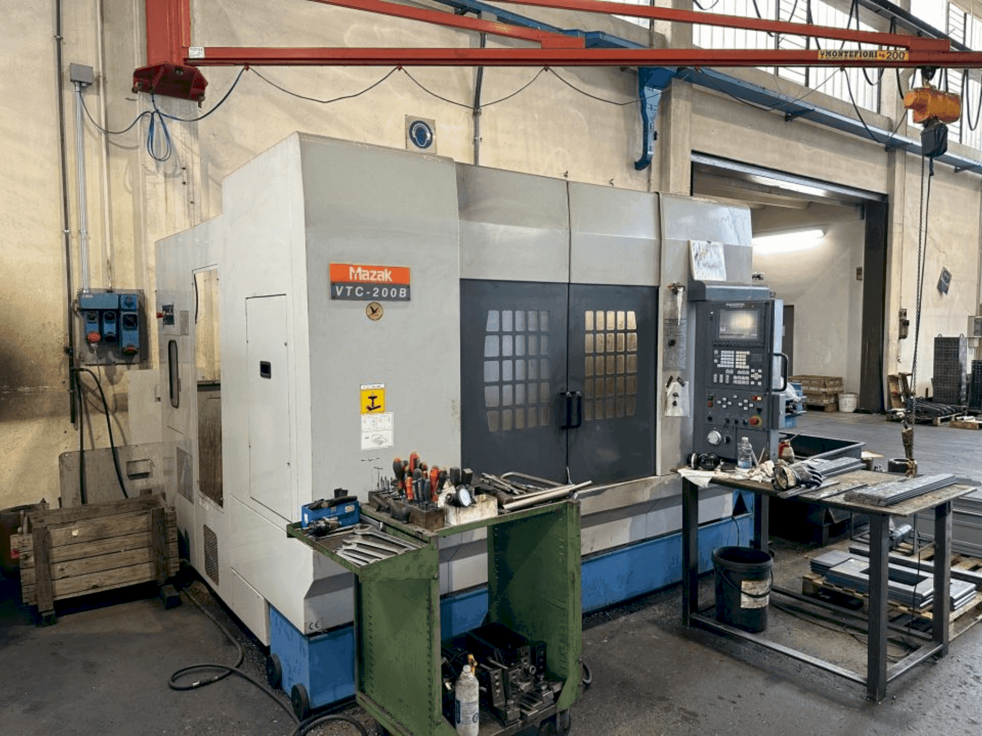 Prikaz stroja Mazak VTC 200B sprijeda