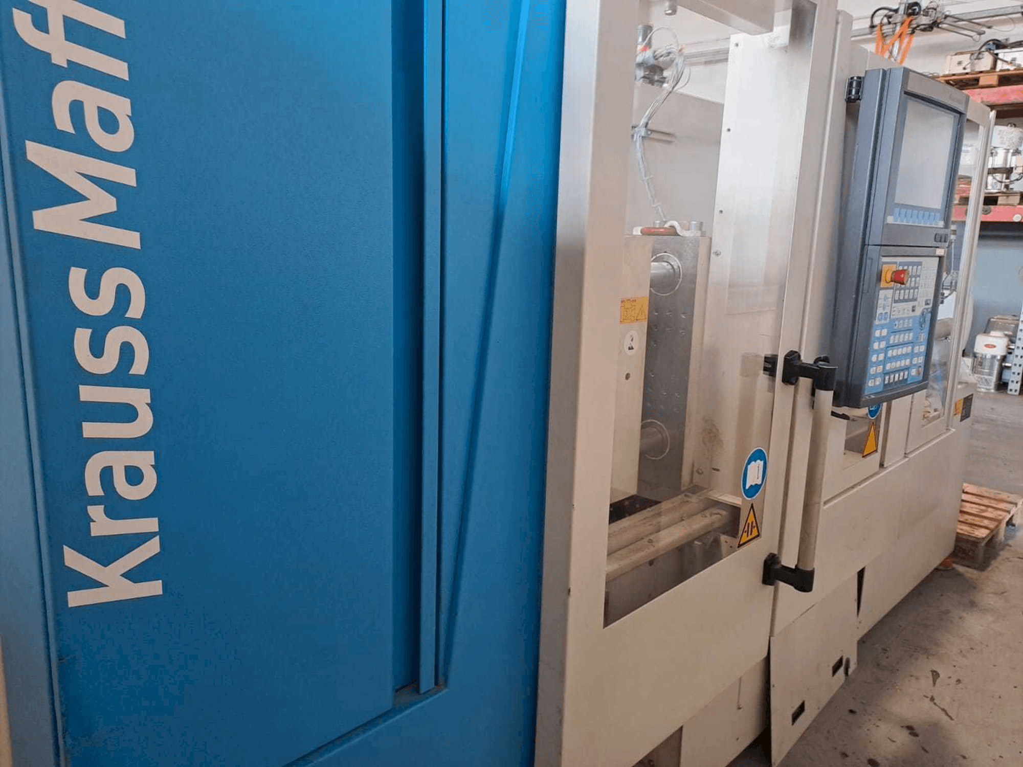 Prikaz stroja Krauss Maffei 35-180CX sprijeda