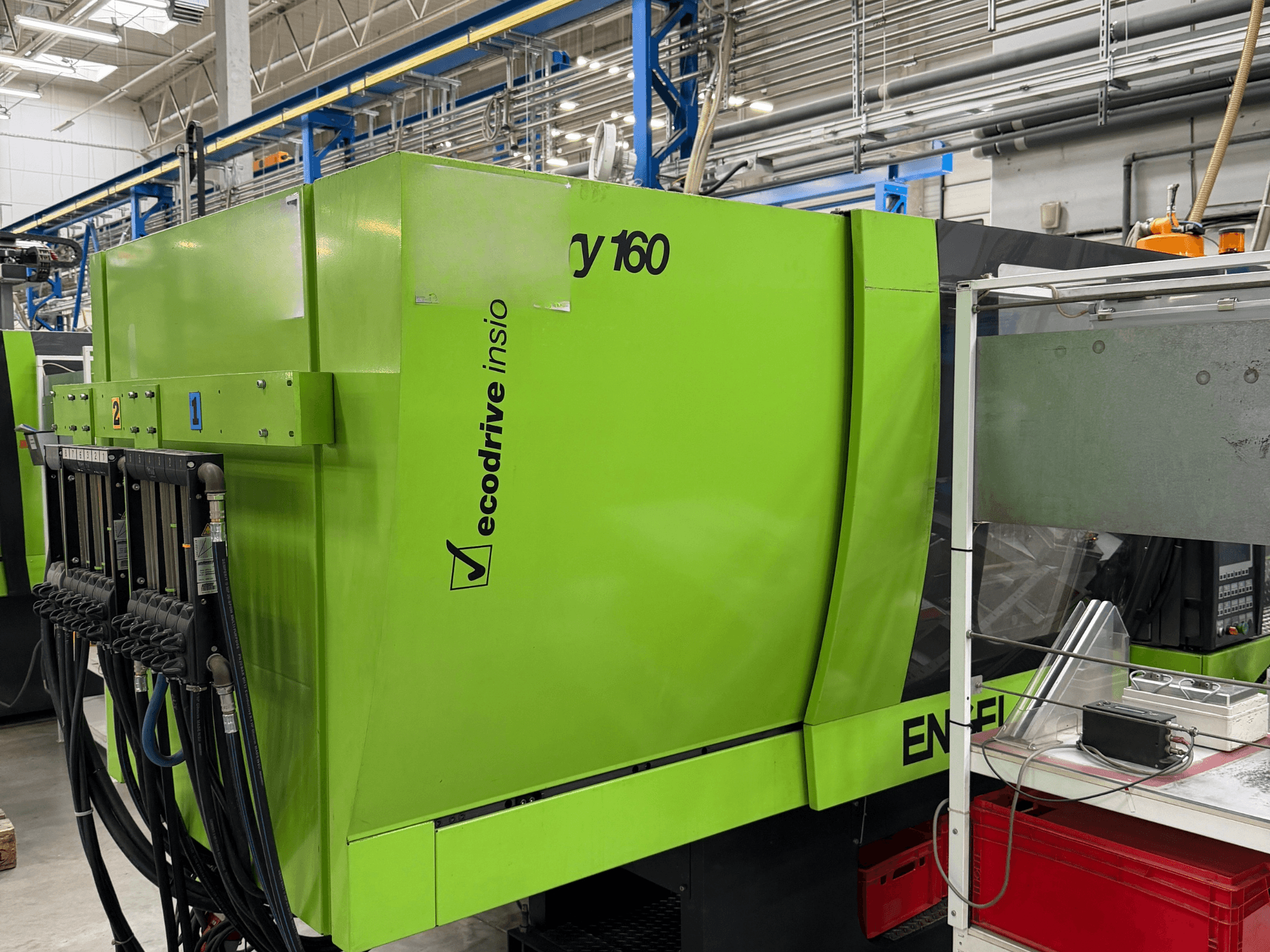 Engel Victory 500/160 tech hidraulični stroj za brizganje plastike u zelenoj boji, bočni pogled koji prikazuje upravljačku ploču i značajku ecodrive.