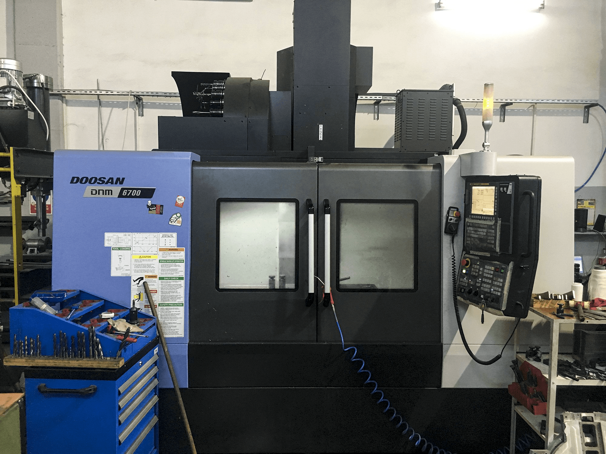 Prikaz stroja Doosan DNM 6700 sprijeda