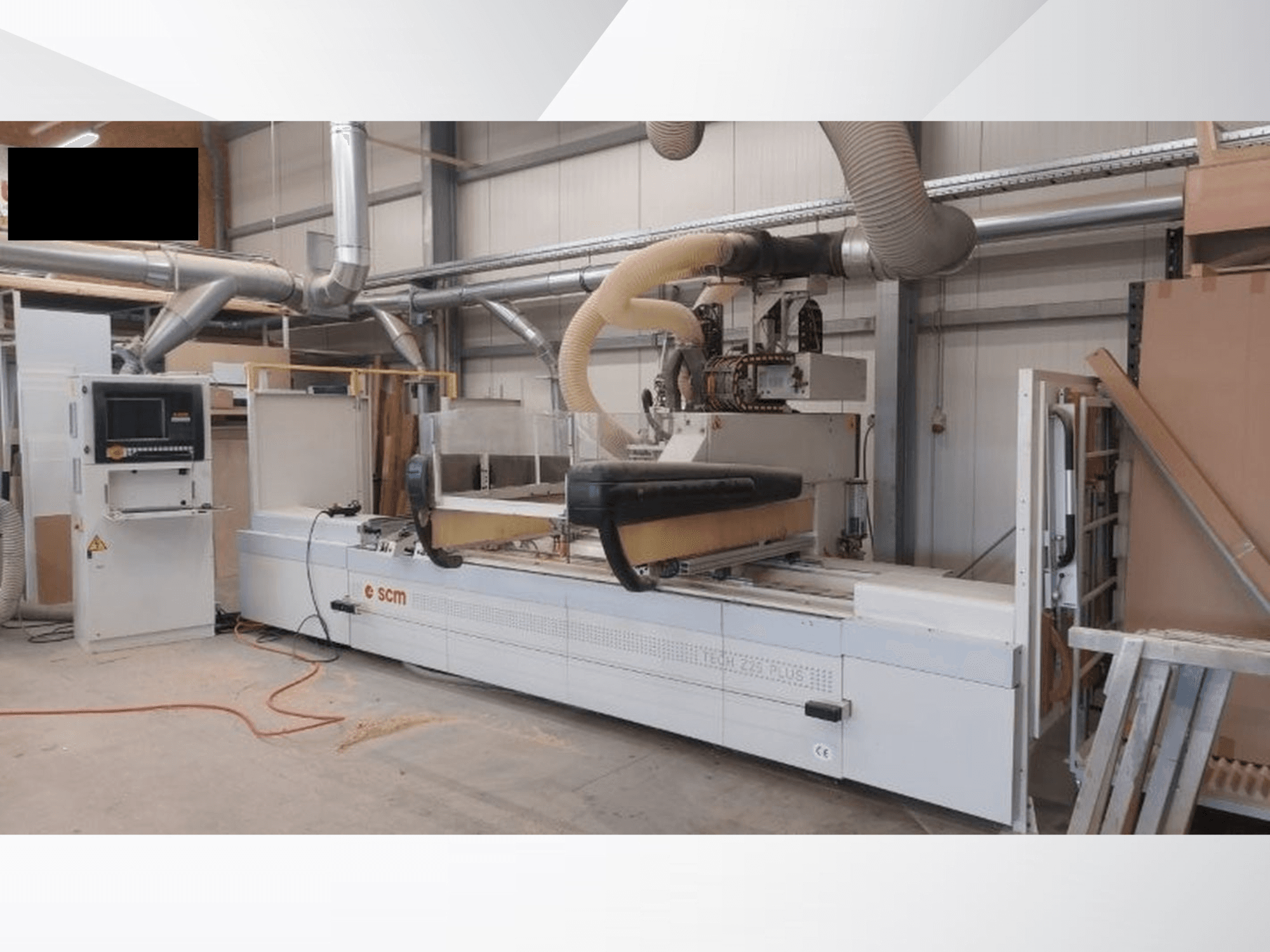 CNC obradni centar SCM TECH Z25 PLUS H-R4 u radionici, prednji pogled s upravljačkom pločom i sustavom za usisavanje prašine.