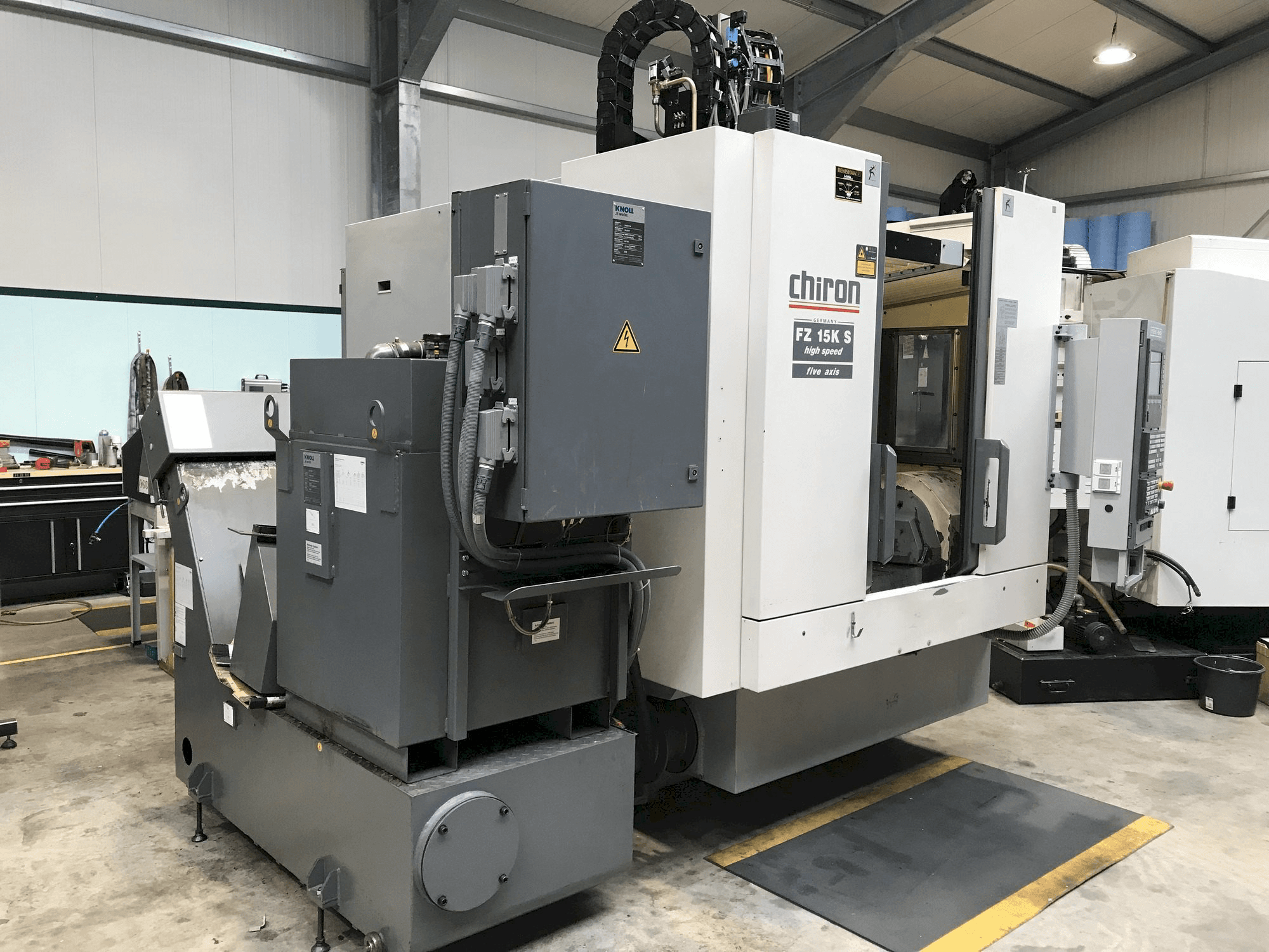 Prikaz stroja CHIRON FZ15 KS sprijeda