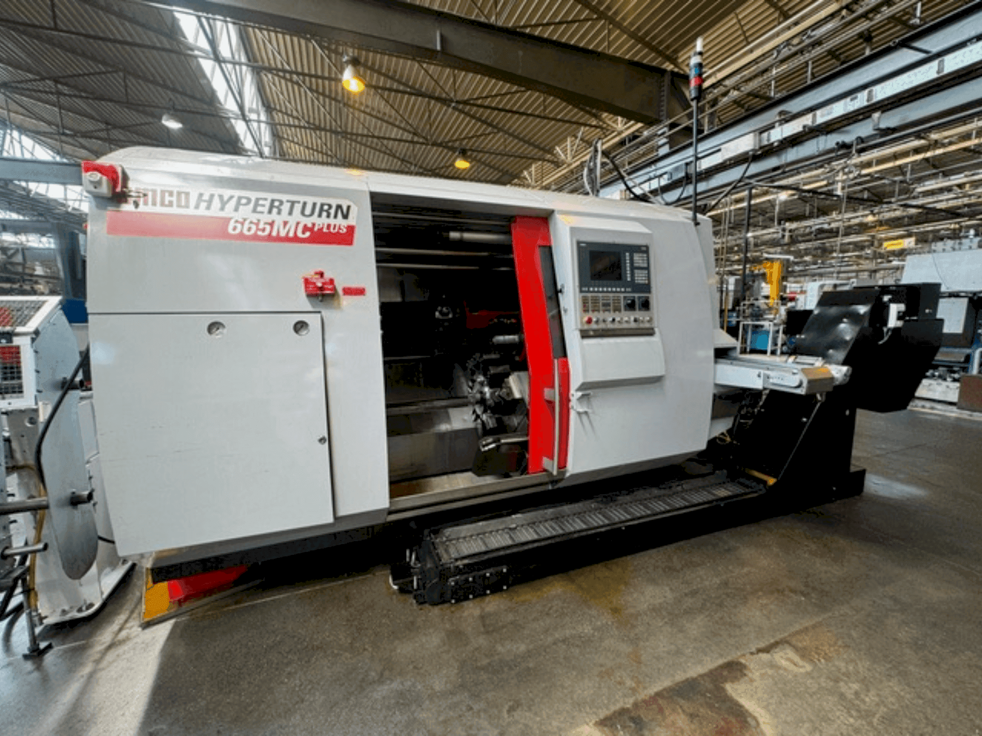 Prikaz stroja EMCO HYPERTURN 665 MC PLUS sprijeda