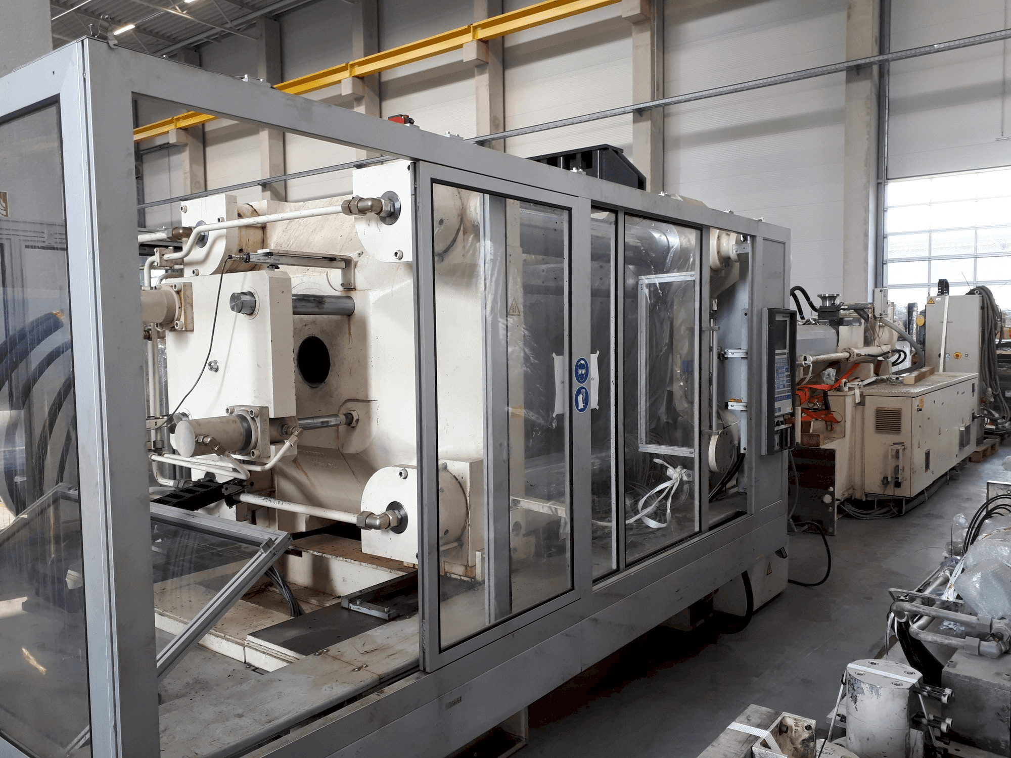 Prikaz stroja Krauss Maffei 650-2700 C1 sprijeda