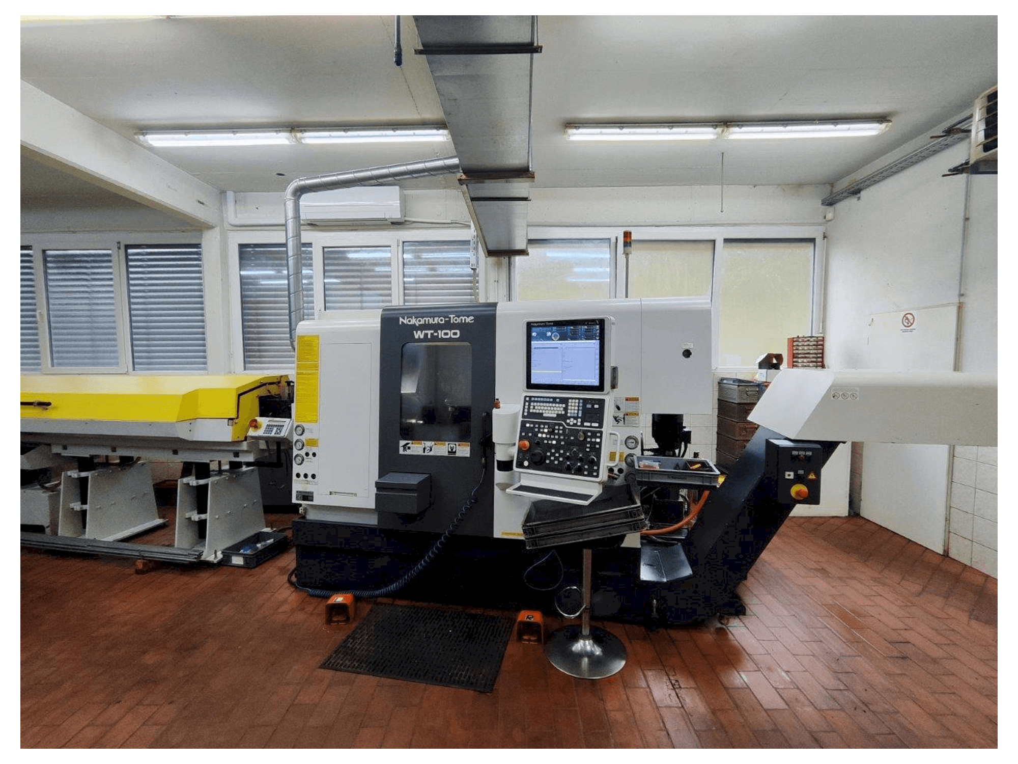 Prikaz stroja NAKAMURA-TOME WT-100 MMY sprijeda
