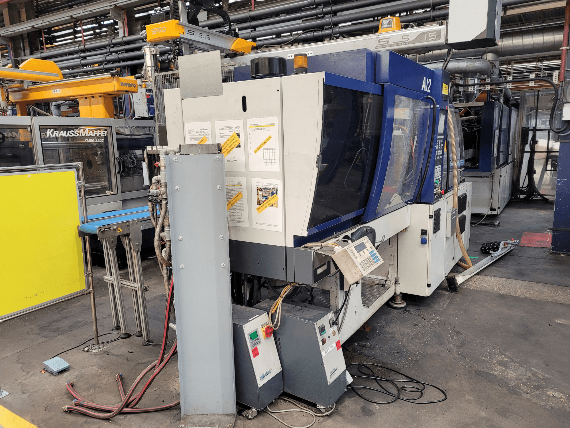 KraussMaffei stroj za brizganje plastike model KM80-232G, prednji pogled, s upravljačkom pločom i operativnim komponentama.