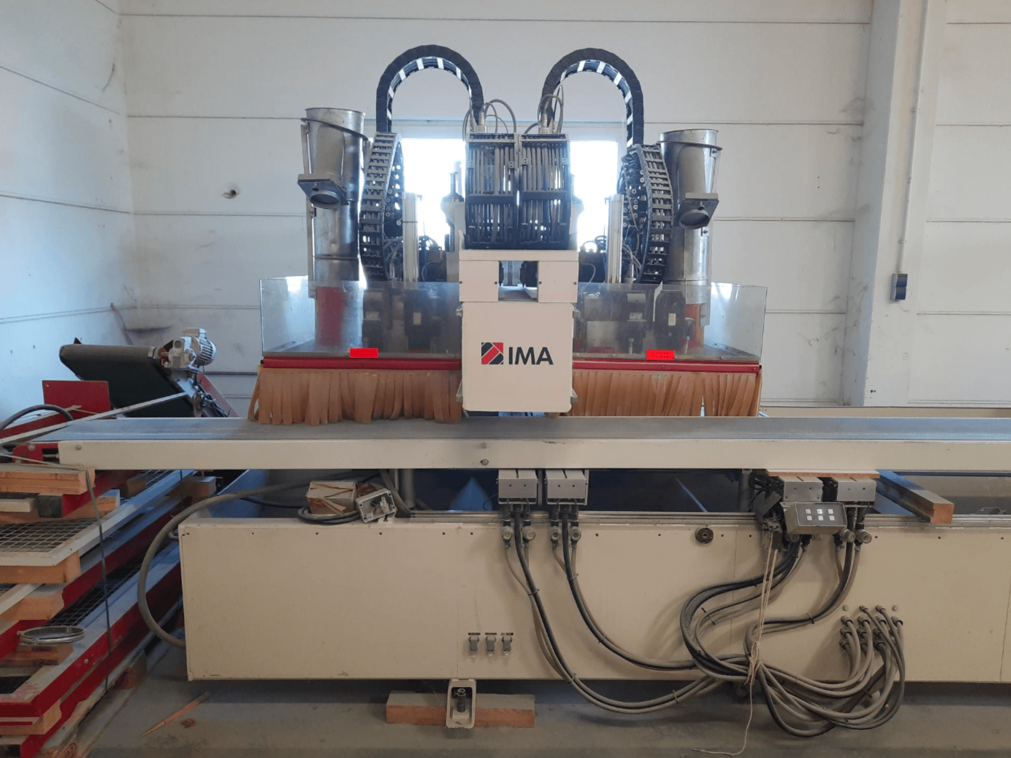 CNC centar za obradu drva IMA BIMA 610 V prikazan s prednje strane, s četkicama, upravljačkim elementima i radnim stolom.