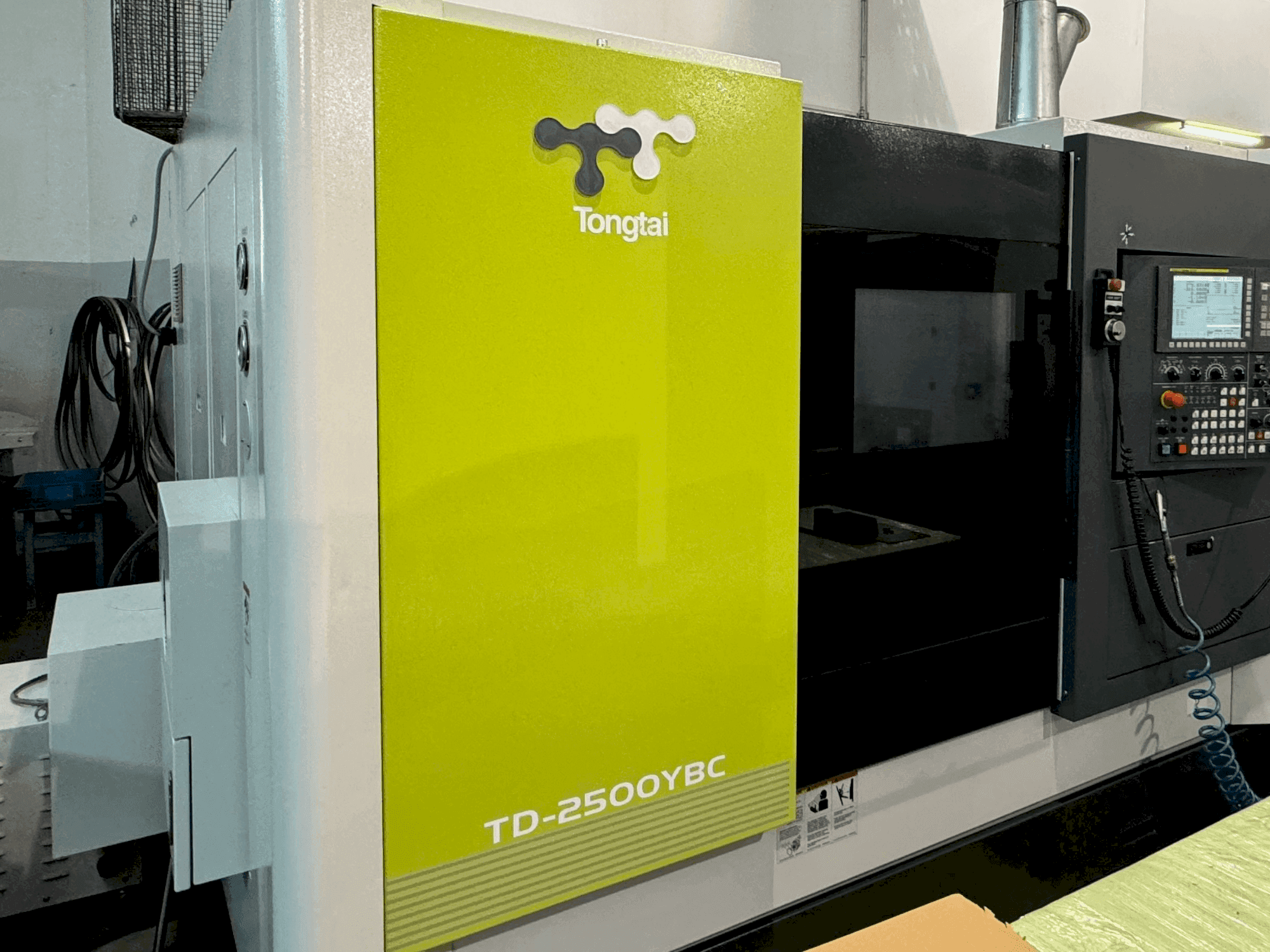 Prikaz stroja Tongtai TD-2500YBC sprijeda