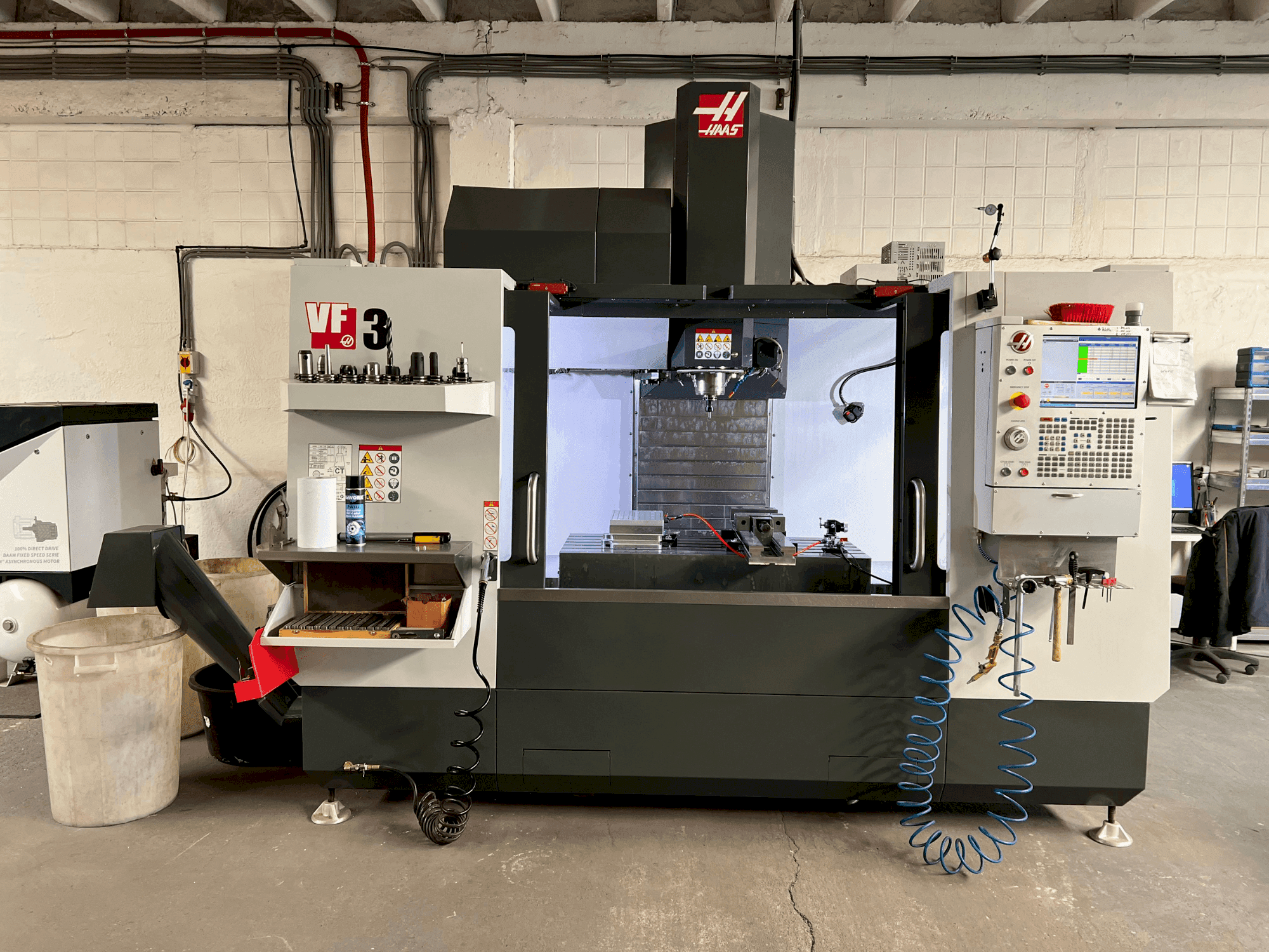 Prikaz stroja HAAS VF-3 sprijeda