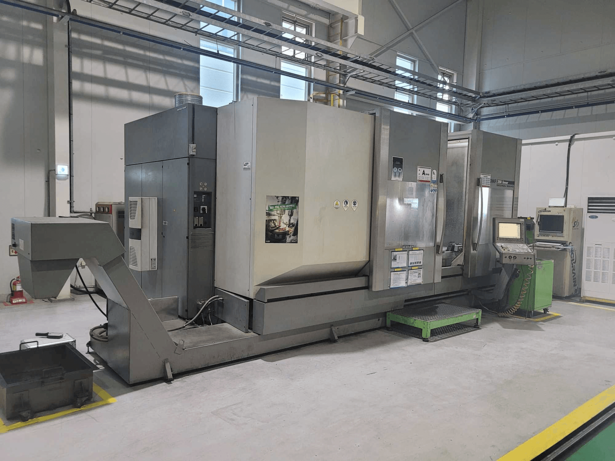 Prikaz lijeve strane stroja DECKEL MAHO DMF 250 linear