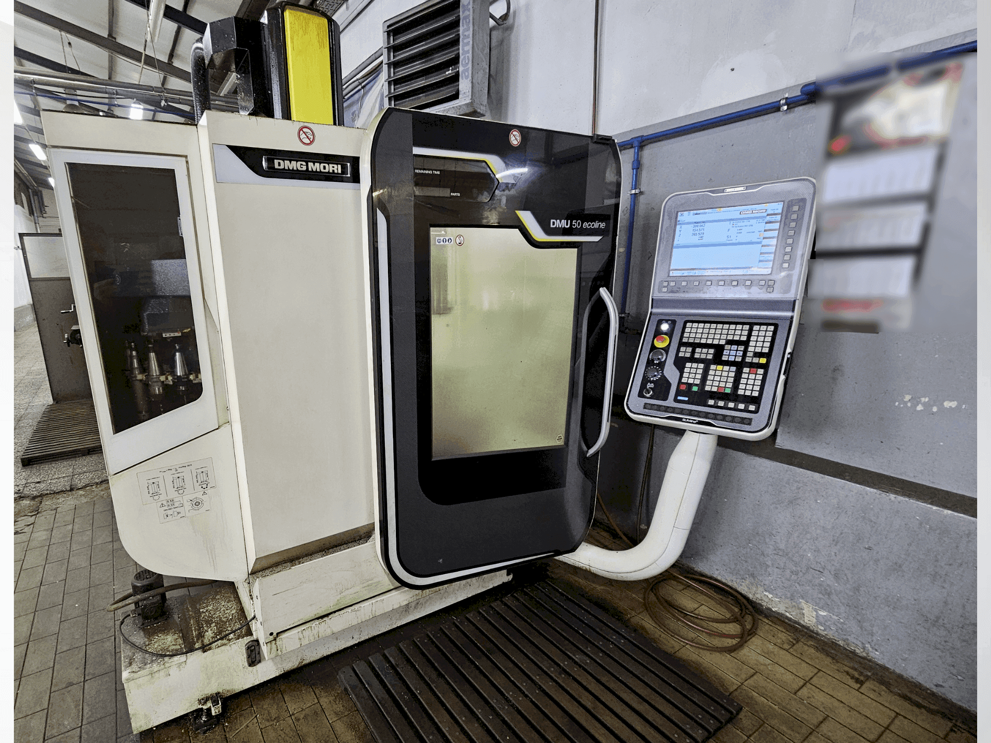 Prikaz stroja DMG MORI DMU 50 ecoline sprijeda