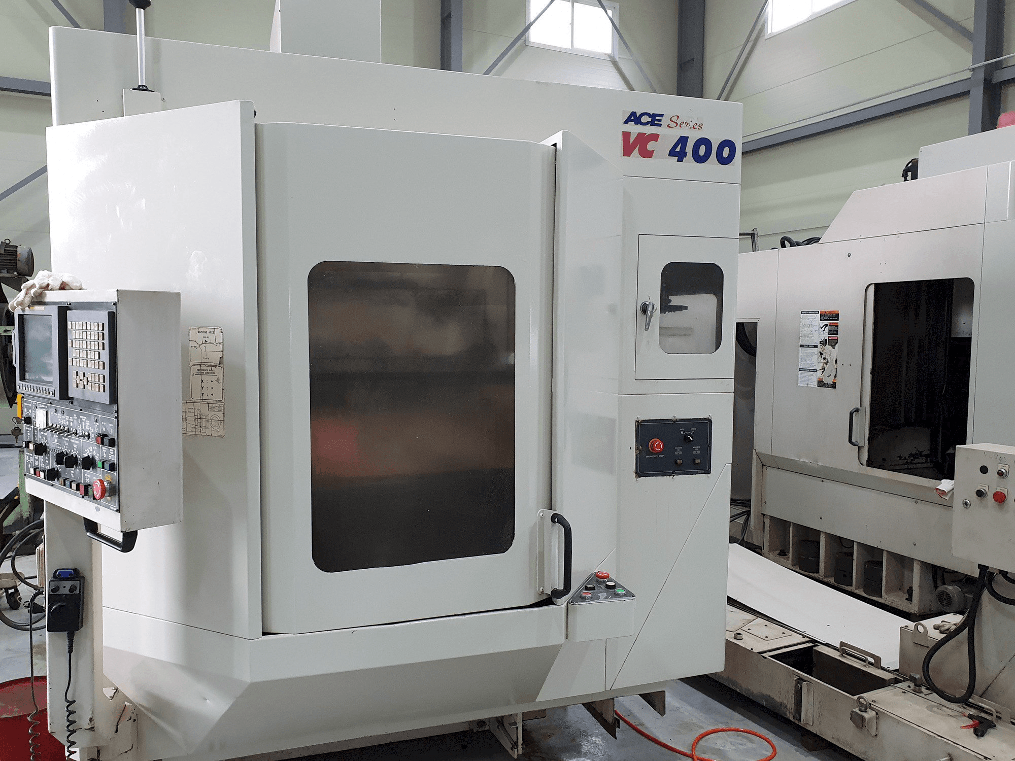Prikaz stroja DAEWOO Doosan Ace VC400 sprijeda