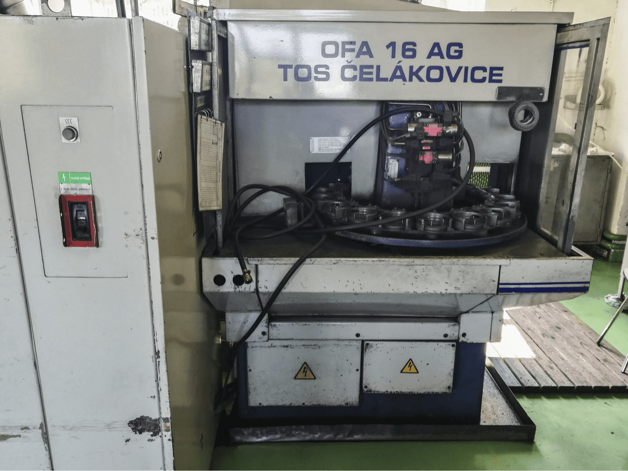 Prikaz stroja TOS OFA 16 AG sprijeda