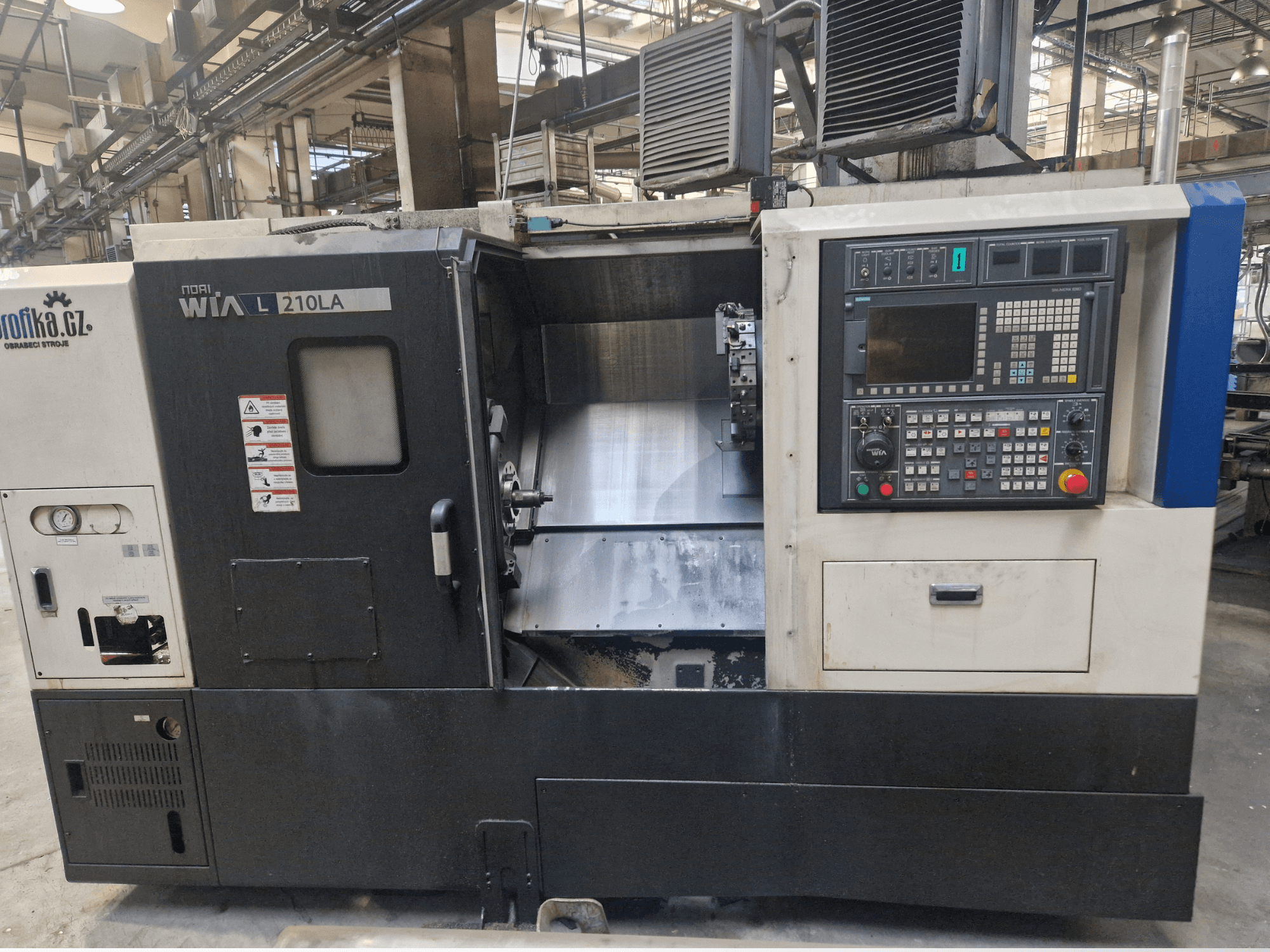 CNC tokarski stroj WIA L210LA, prednji pogled, ima upravljačku ploču s gumbima, zaslon i vidljivo područje obrade.