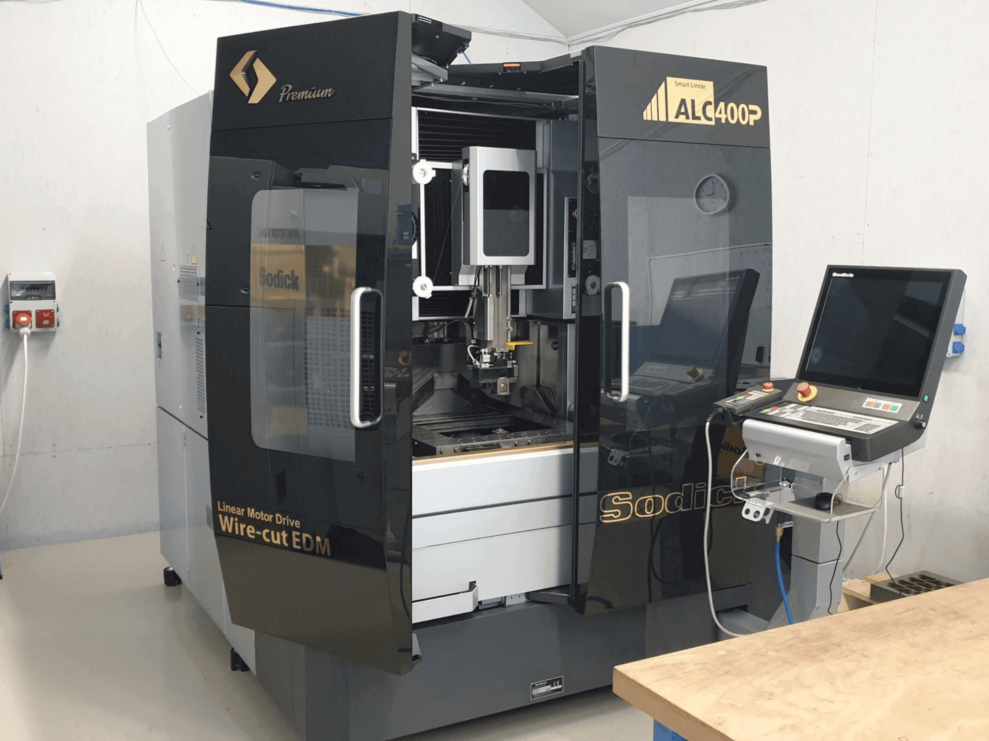 Prikaz stroja Sodick SODICK ALC400P sprijeda