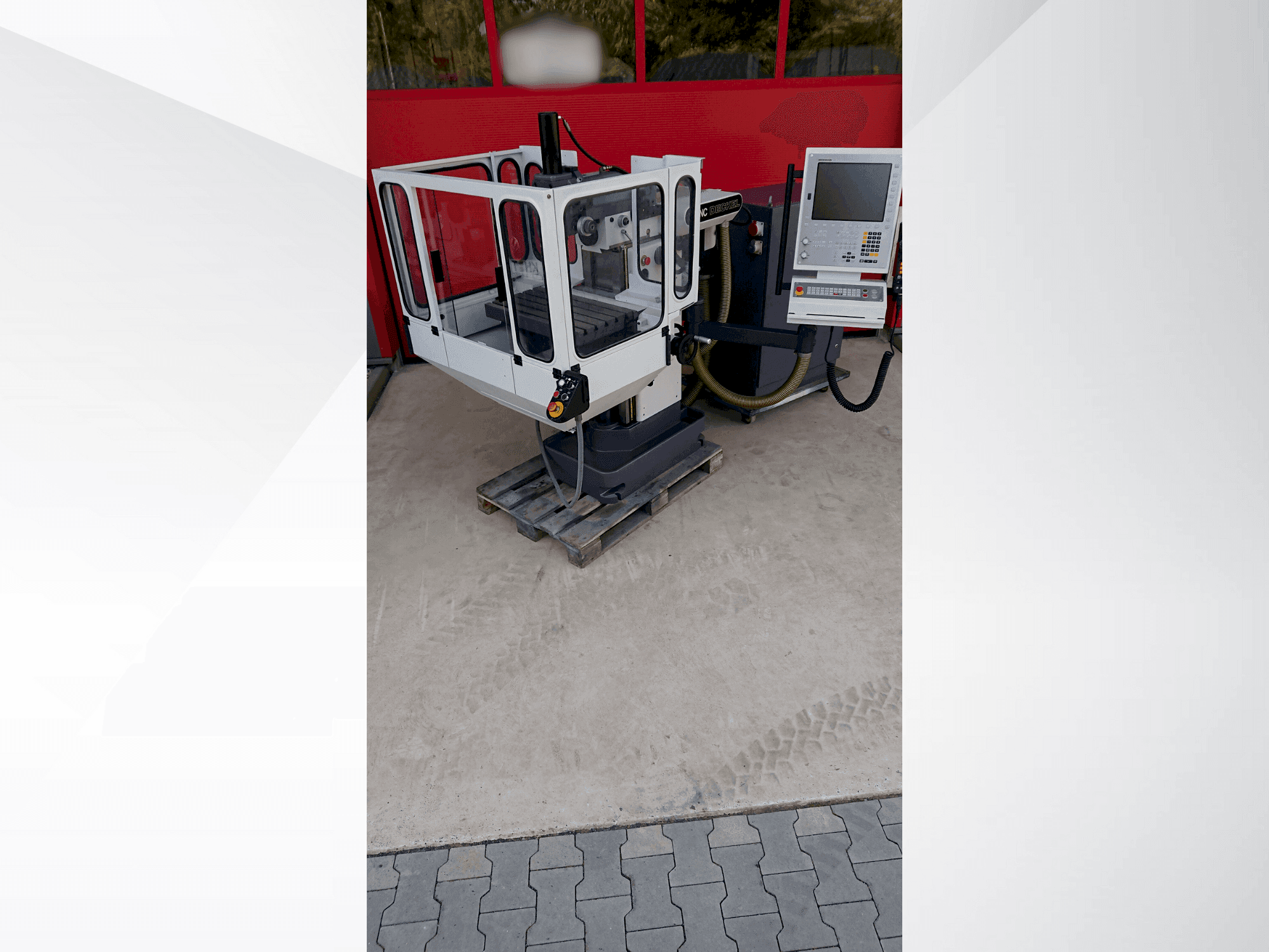 Prikaz stroja DECKEL FP2NC sprijeda