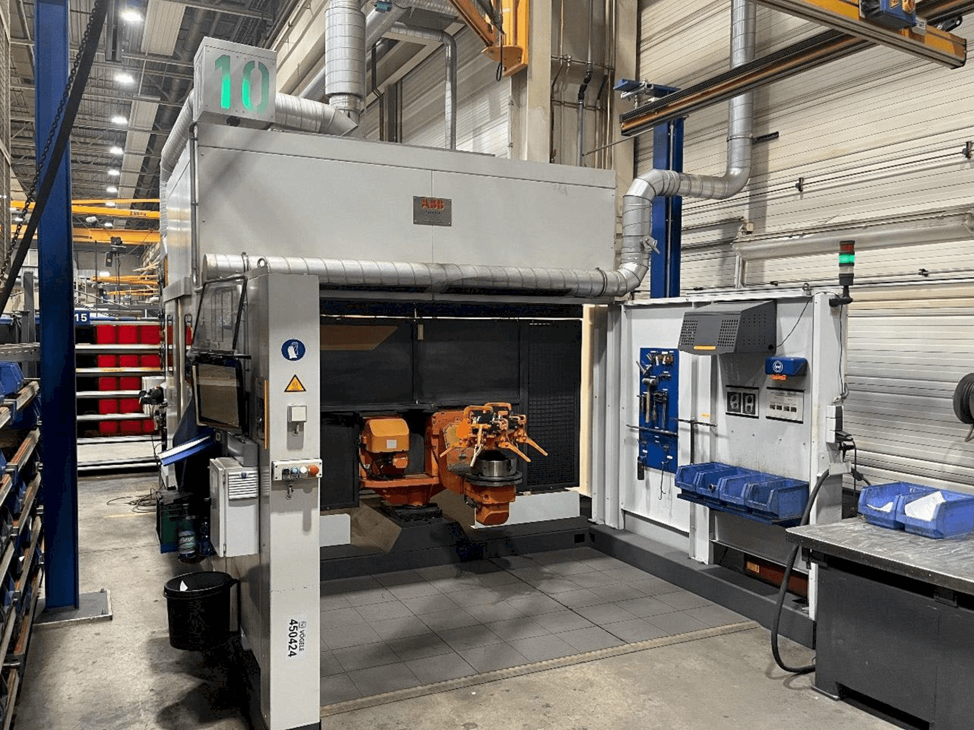 Prikaz stroja ABB sprijeda