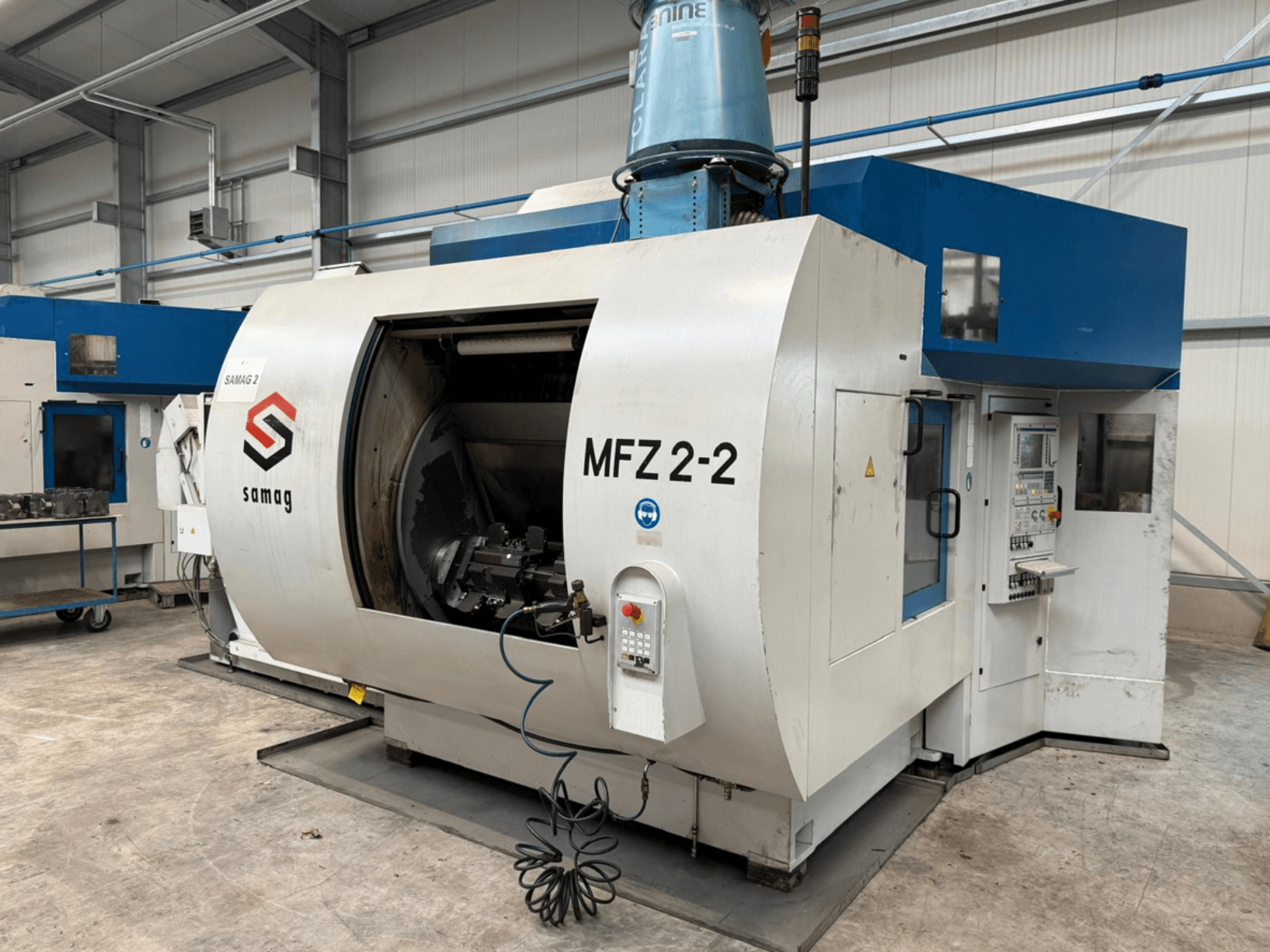 Glodalica Samag MFZ 2-2 u bočnom pogledu, s velikom, otvorenom komorom i upravljačkom pločom s raznim gumbima i ručicama.
